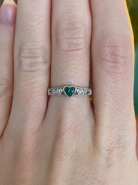 Vintage Solid 10k White Gold Diamonds Green Cubic Zirconia Heart Ring - Size 6.25