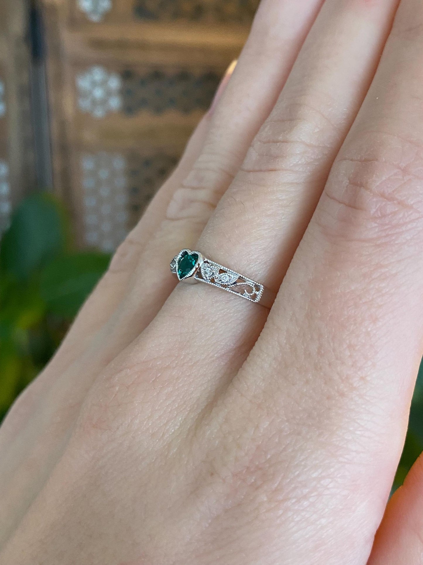 Vintage Solid 10k White Gold Diamonds Green Cubic Zirconia Heart Ring - Size 6.25