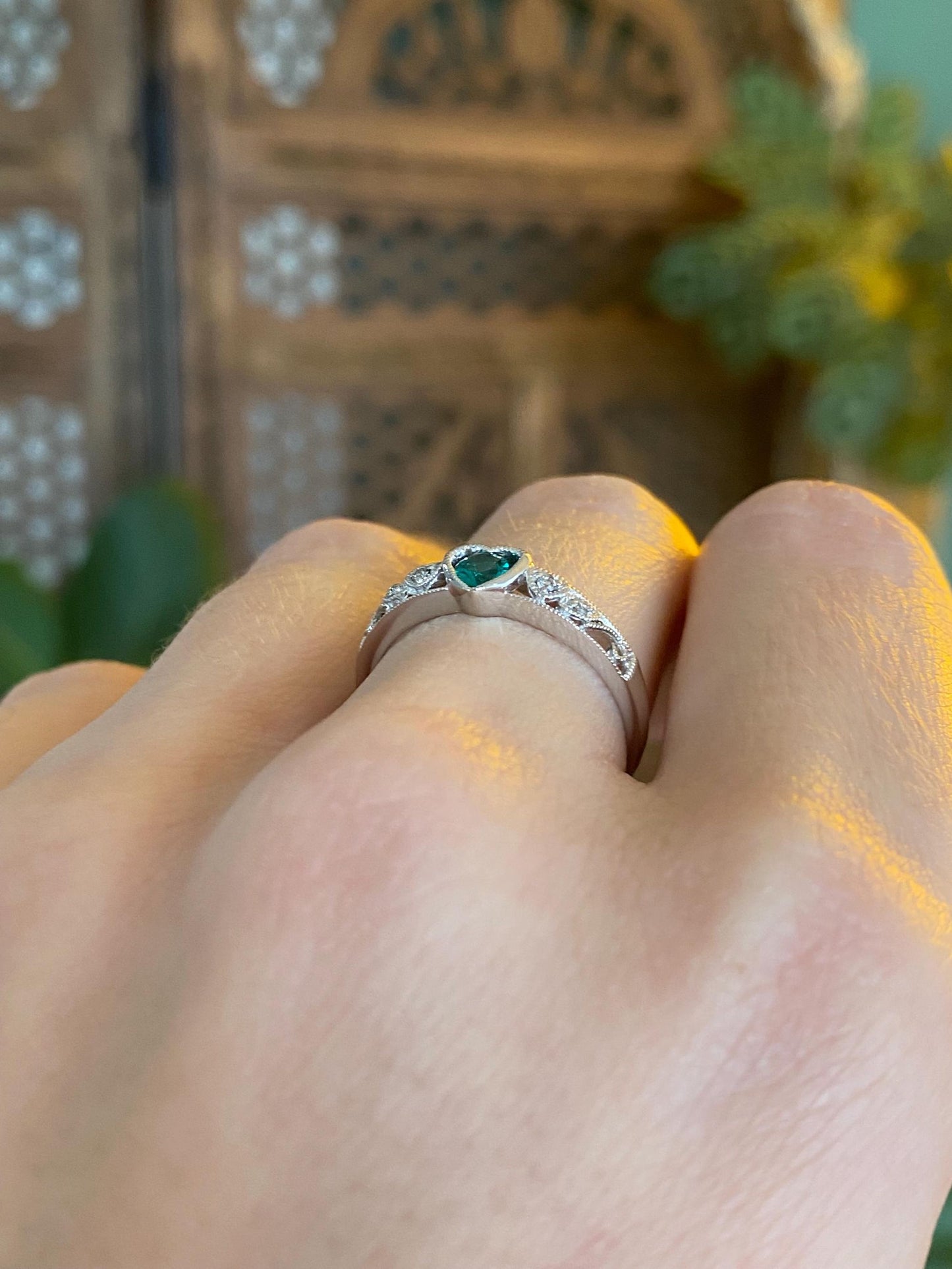 Vintage Solid 10k White Gold Diamonds Green Cubic Zirconia Heart Ring - Size 6.25