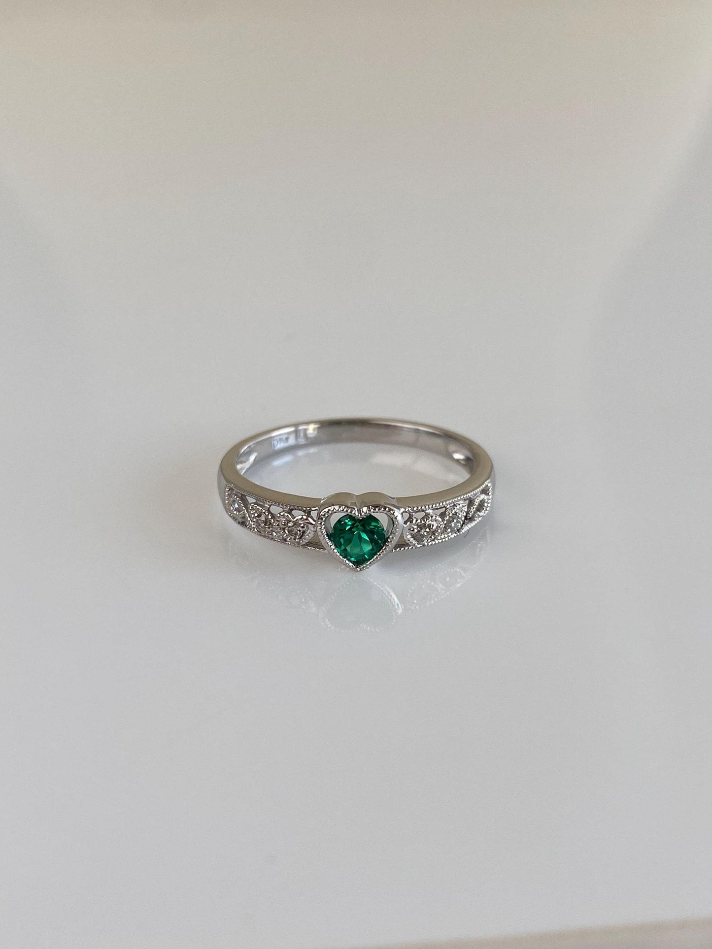 Vintage Solid 10k White Gold Diamonds Green Cubic Zirconia Heart Ring - Size 6.25