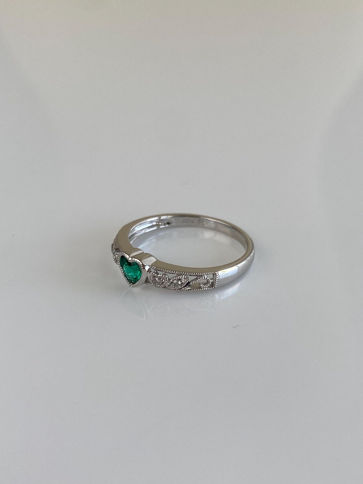 Vintage Solid 10k White Gold Diamonds Green Cubic Zirconia Heart Ring - Size 6.25