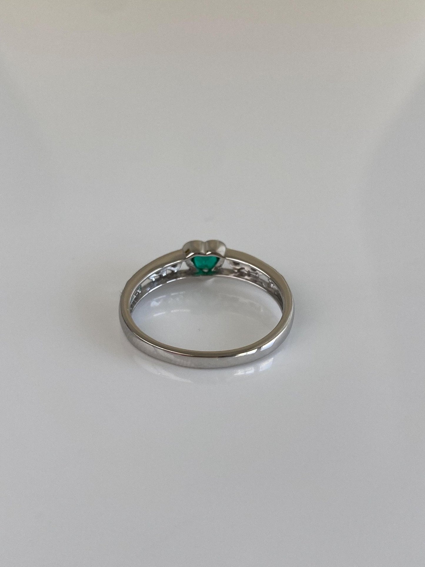 Vintage Solid 10k White Gold Diamonds Green Cubic Zirconia Heart Ring - Size 6.25