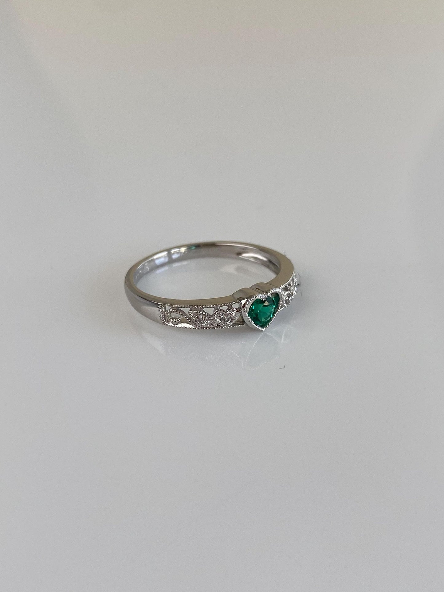 Vintage Solid 10k White Gold Diamonds Green Cubic Zirconia Heart Ring - Size 6.25