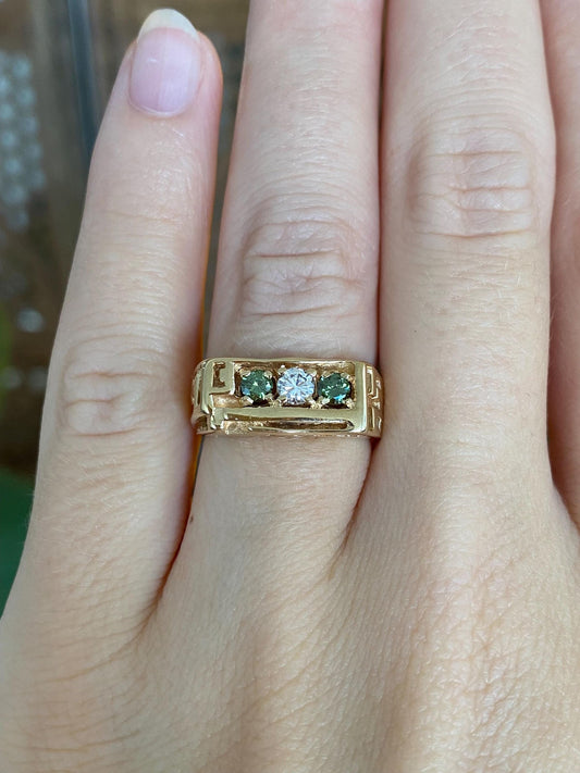 Vintage Solid 14k Yellow Gold Clear & Green Diamond Ring Band - Size 5.5