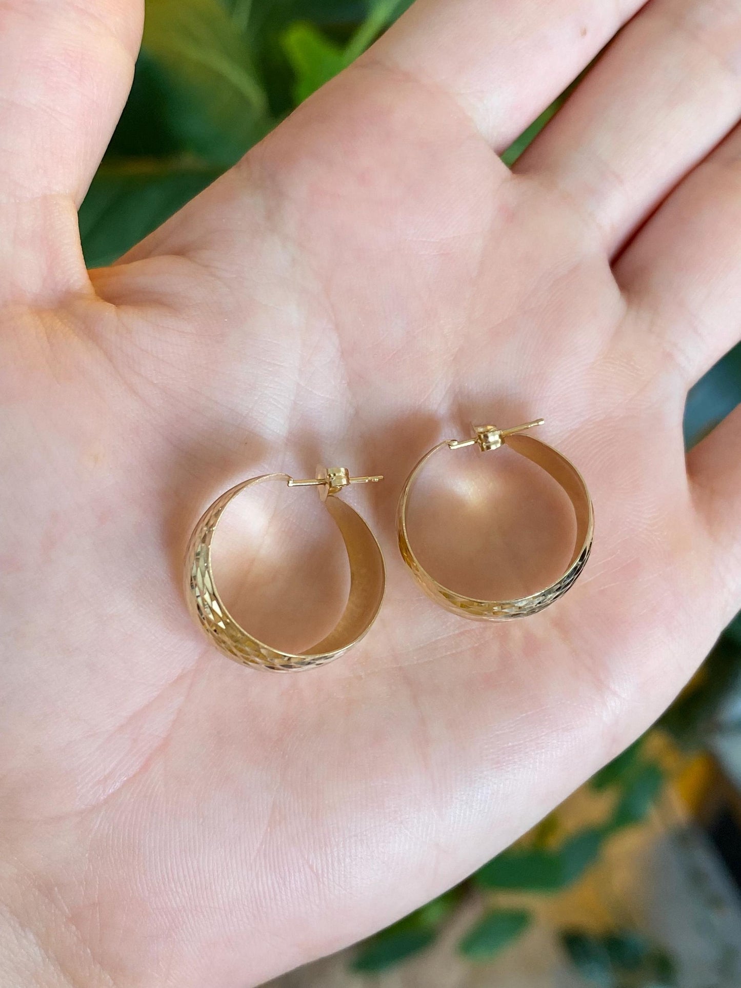 Vintage Solid 14k Yellow Gold Diamond Cut Chunky Hoop Earrings