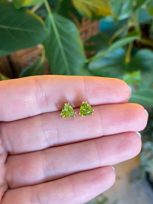 Vintage Solid 14k Yellow Gold Peridot Stud Earrings