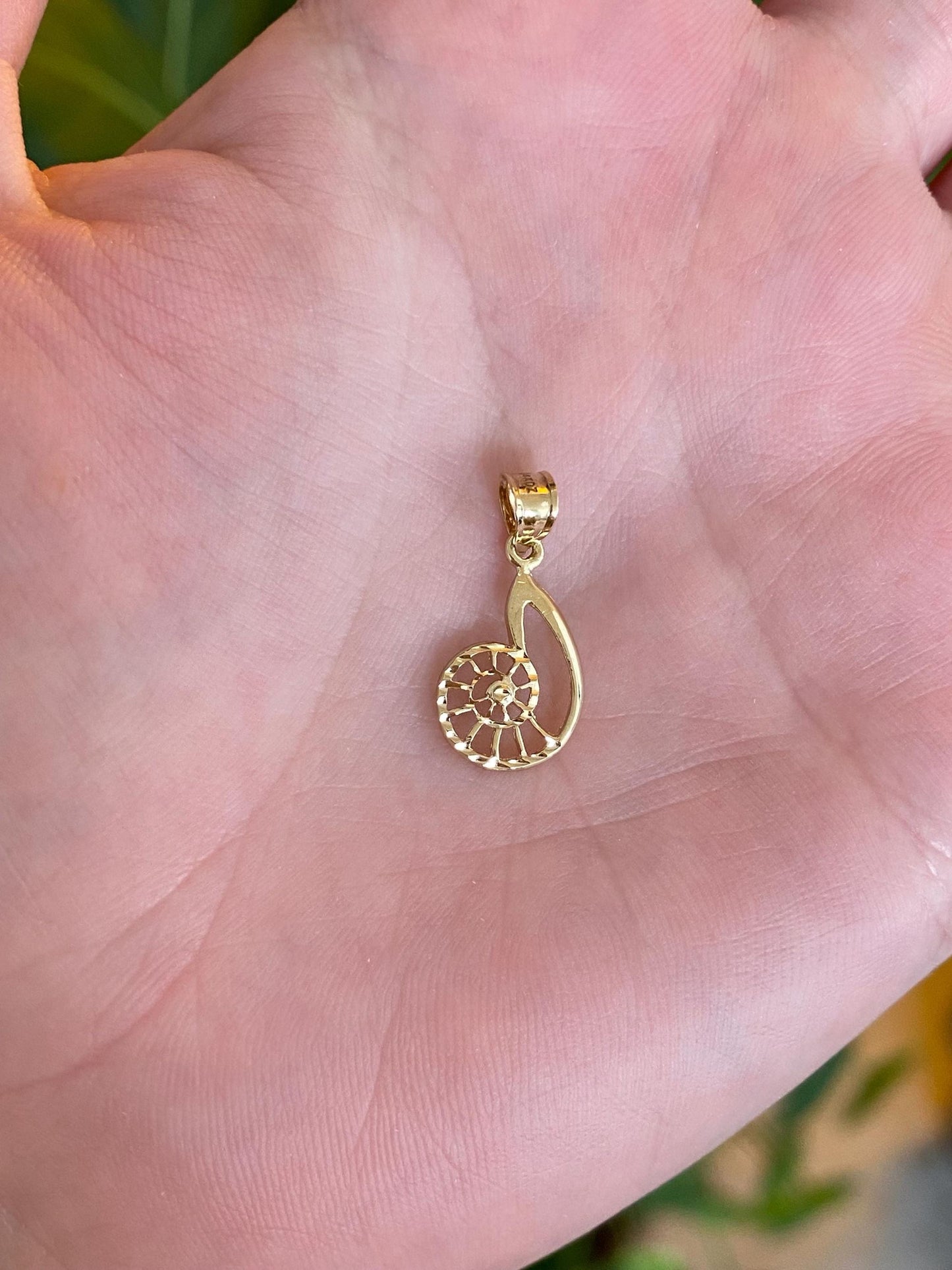 Vintage Solid 14k Yellow Gold Diamond Cut Nautilus Shell Charm