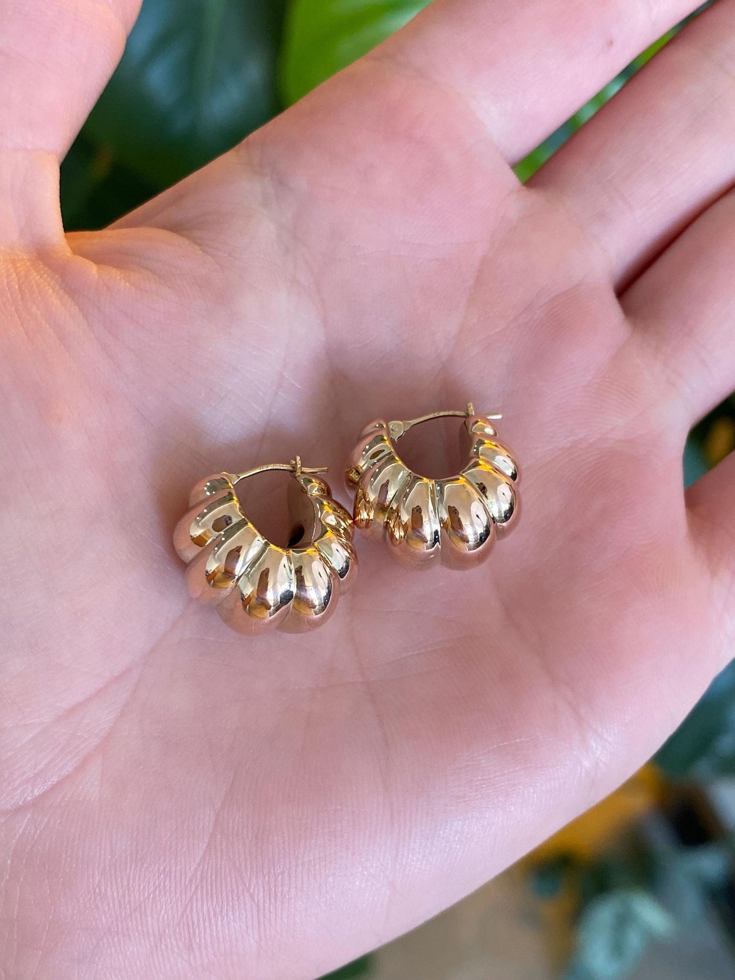 Vintage 14k Rosey Gold Chunky Scalloped Hoop Earrings