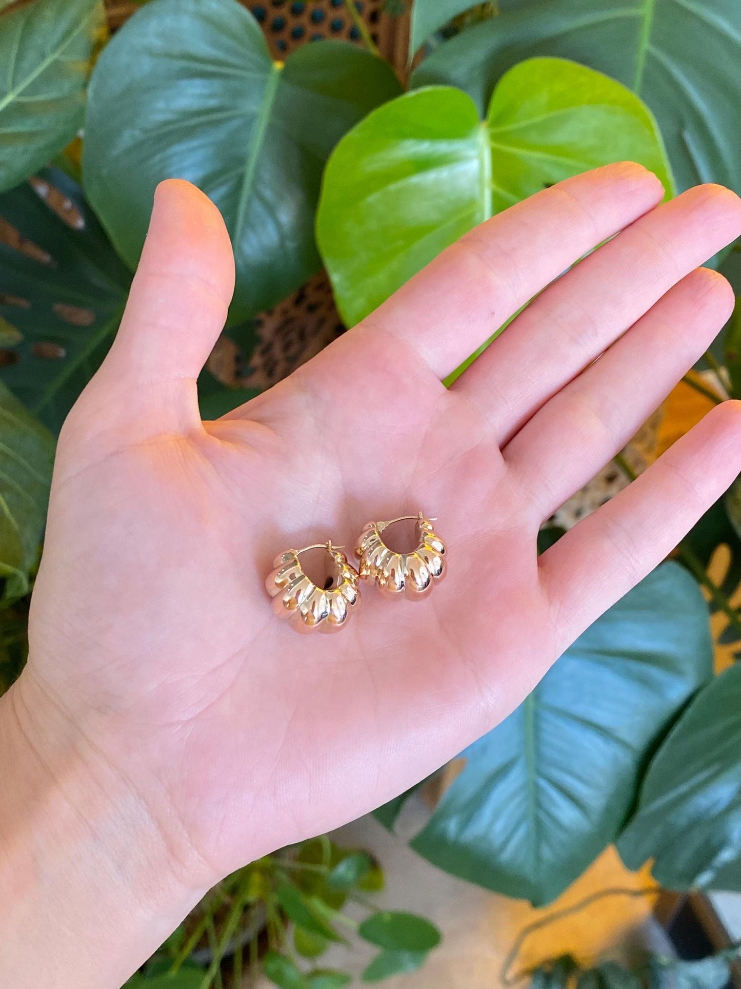 Vintage 14k Rosey Gold Chunky Scalloped Hoop Earrings