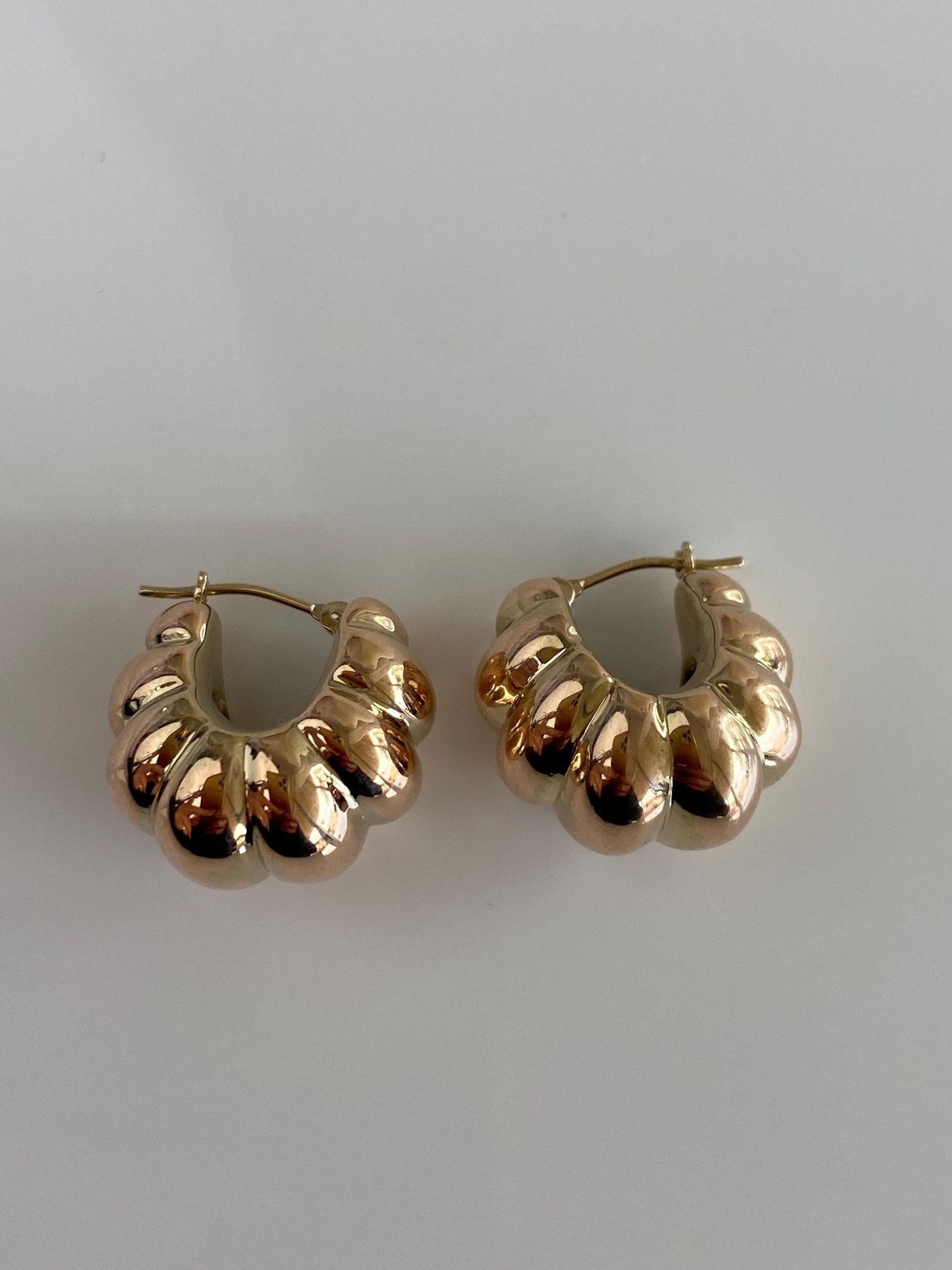 Vintage 14k Rosey Gold Chunky Scalloped Hoop Earrings