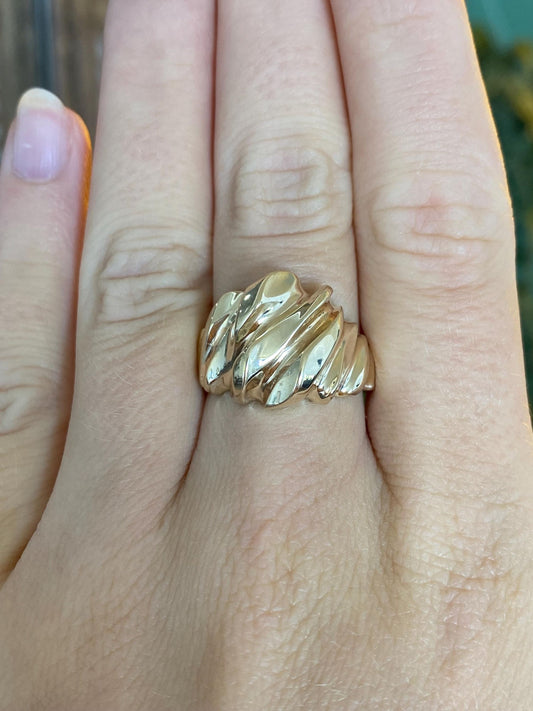 Vintage Solid 10k Yellow Gold Scalloped Ring - Size 7