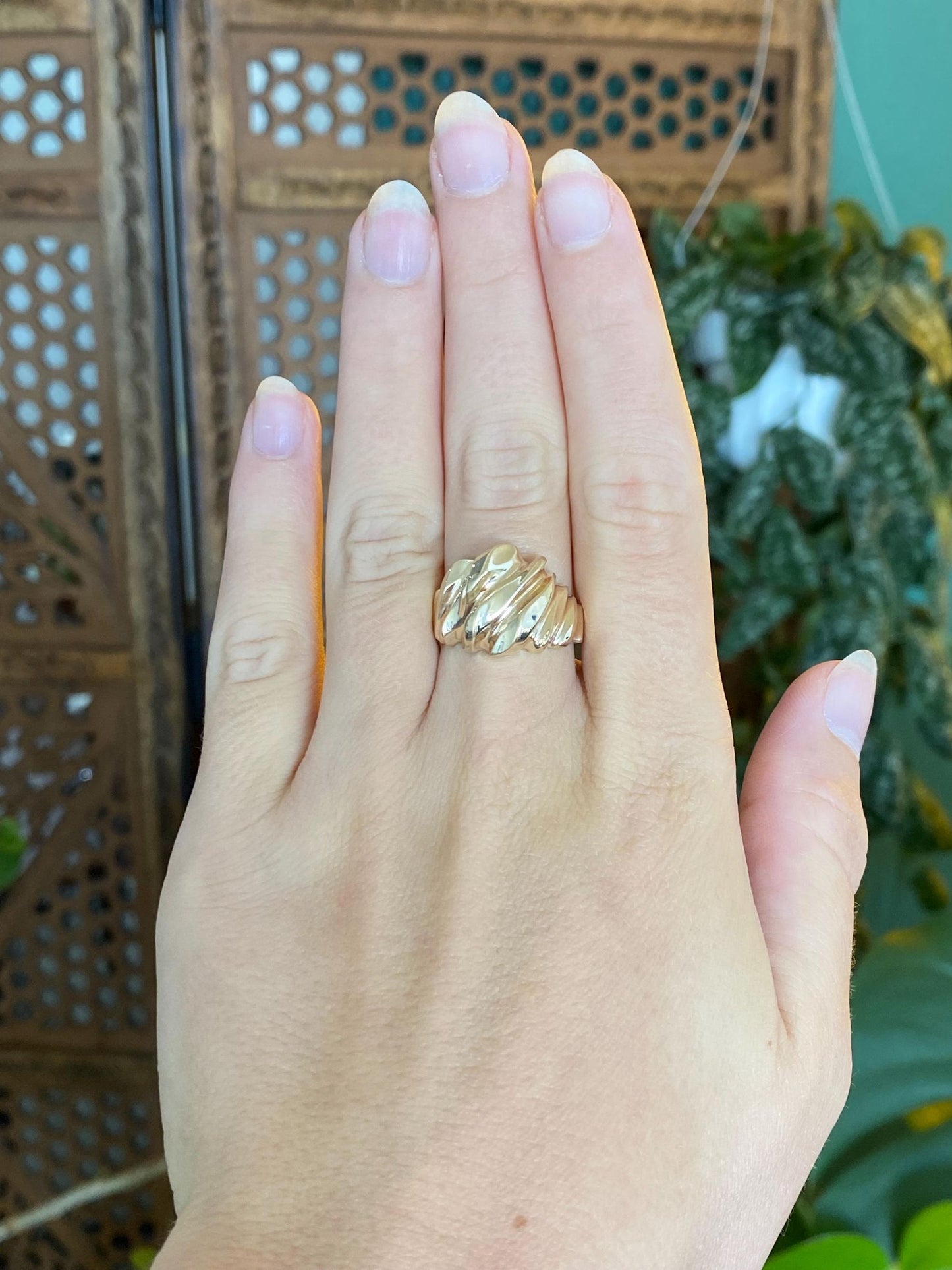 Vintage Solid 10k Yellow Gold Scalloped Ring - Size 7