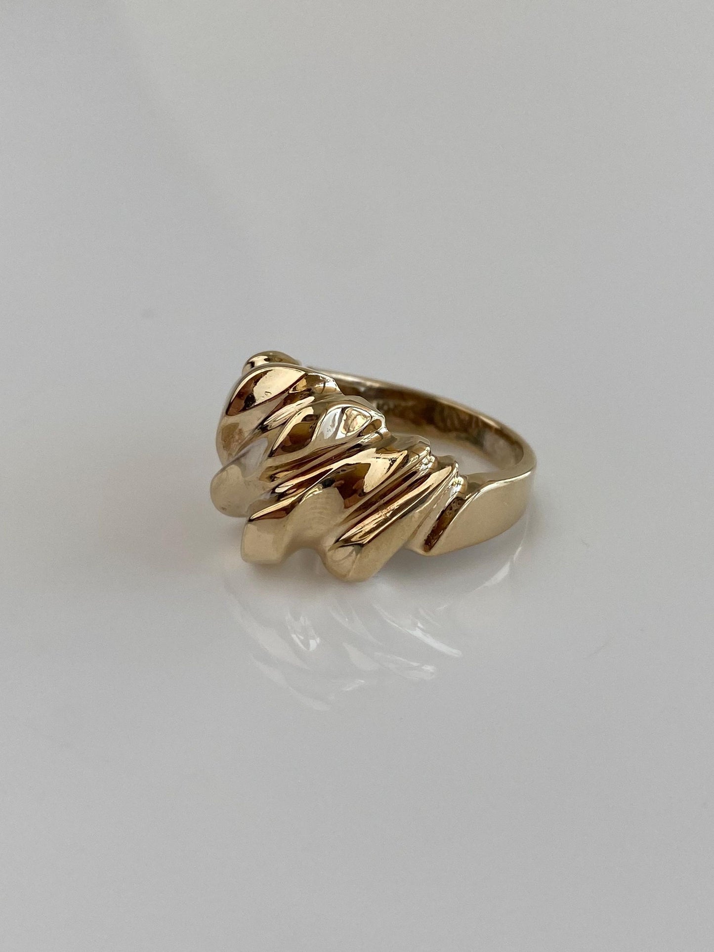 Vintage Solid 10k Yellow Gold Scalloped Ring - Size 7
