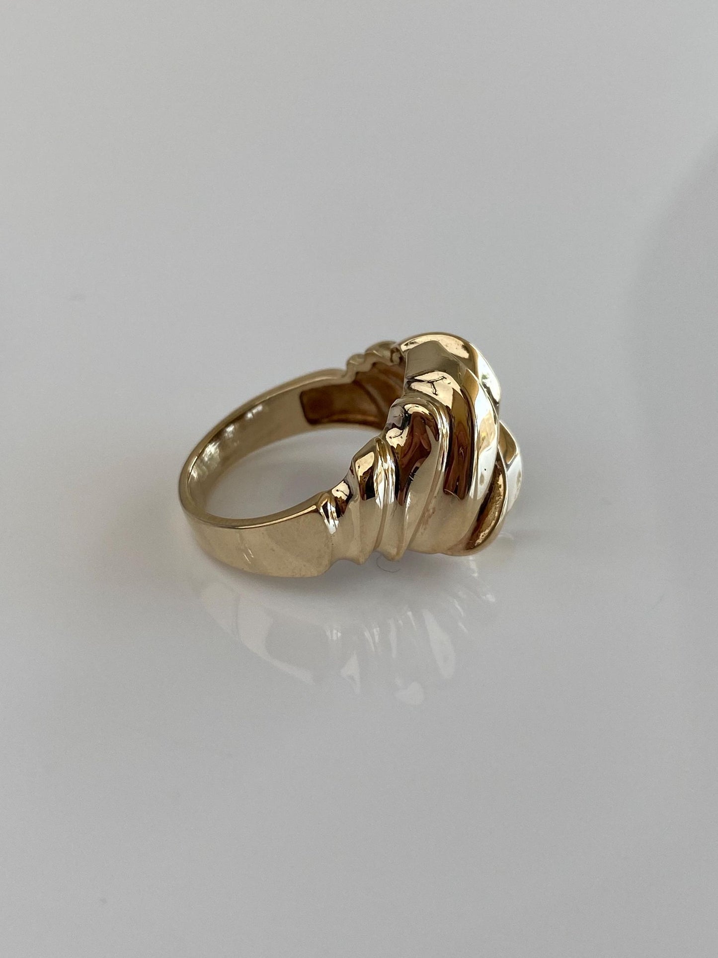 Vintage Solid 10k Yellow Gold Scalloped Ring - Size 7