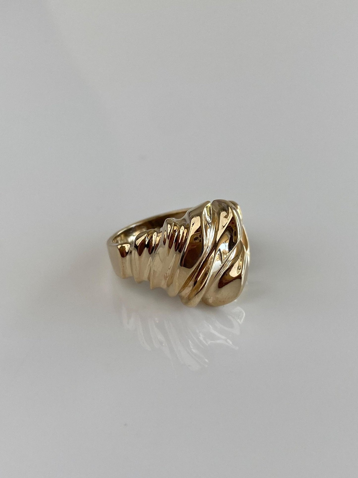 Vintage Solid 10k Yellow Gold Scalloped Ring - Size 7