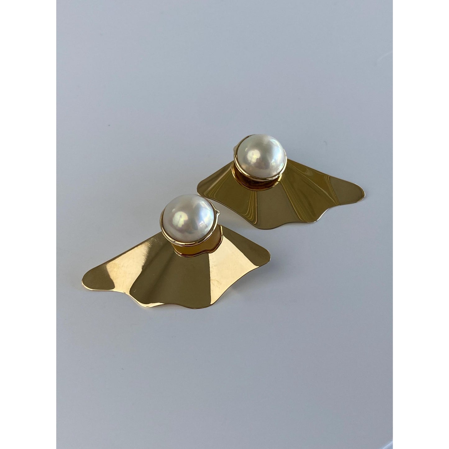Vintage Solid 14k Yellow Gold Wavy Pearl Stud Earrings