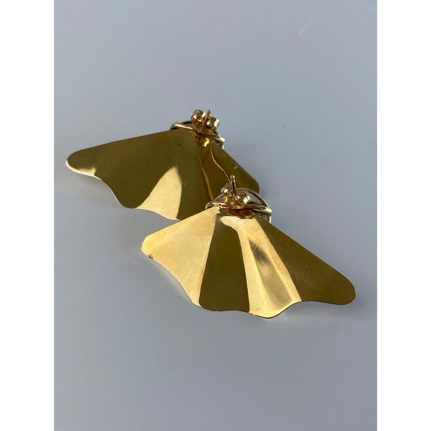 Vintage Solid 14k Yellow Gold Wavy Pearl Stud Earrings