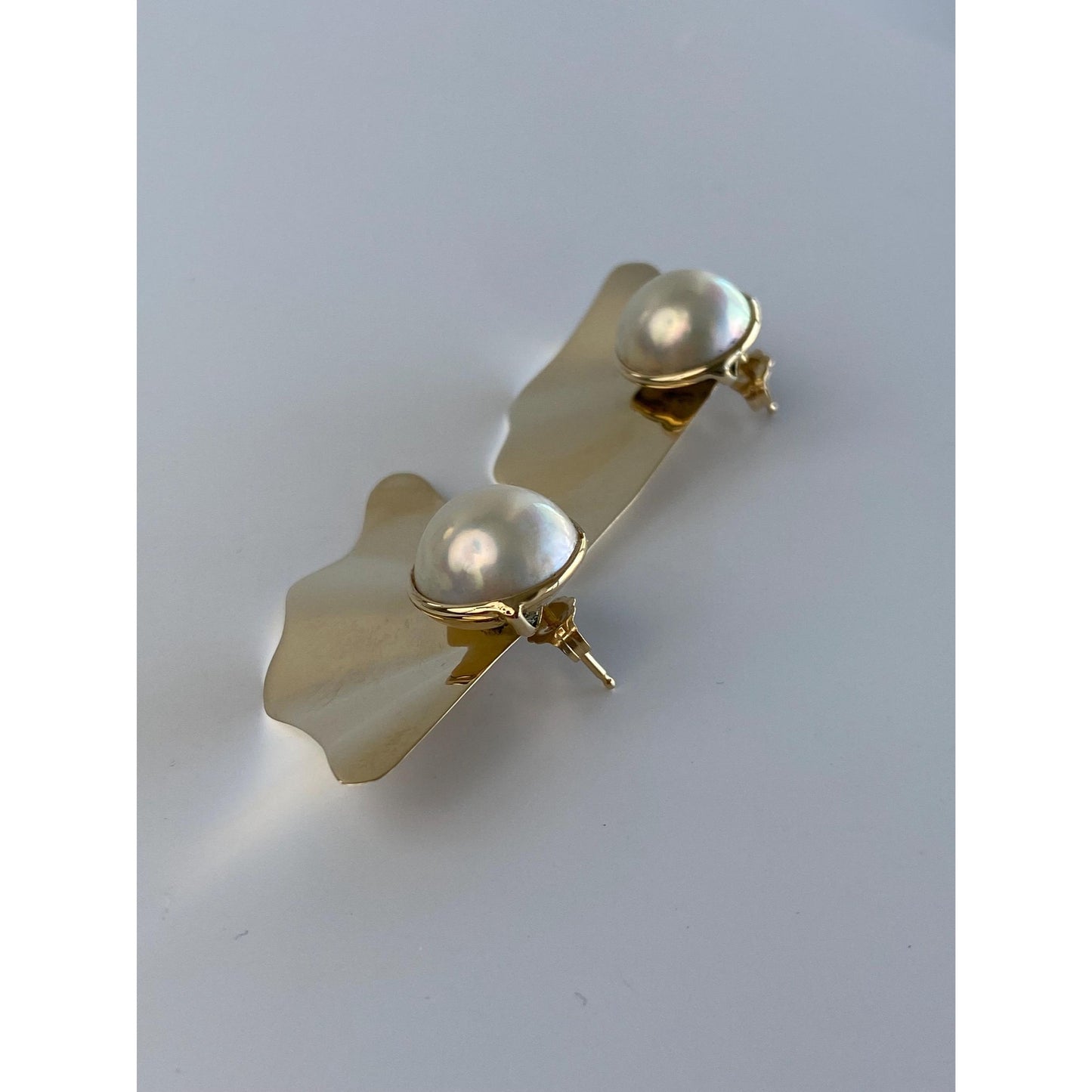 Vintage Solid 14k Yellow Gold Wavy Pearl Stud Earrings