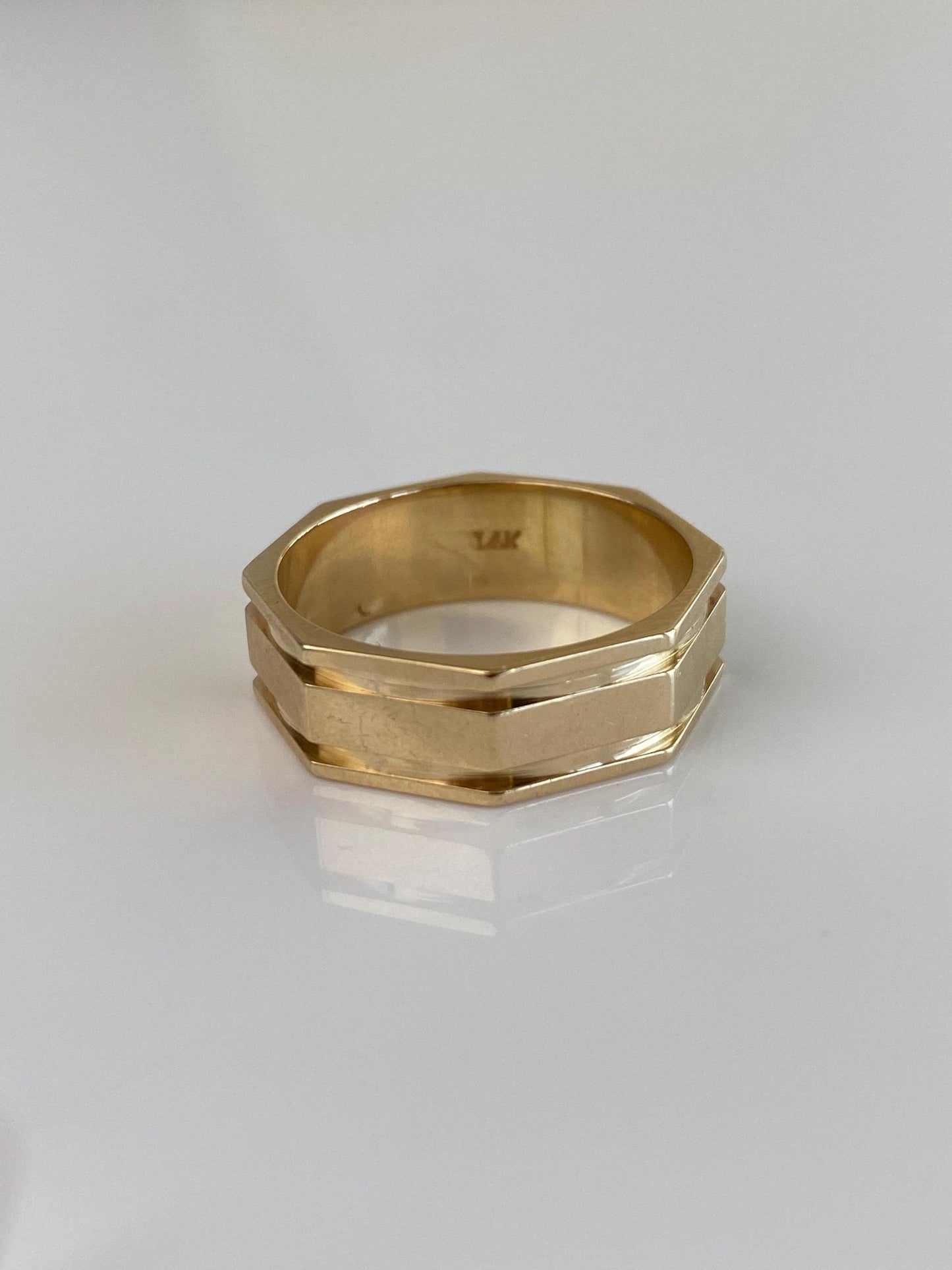 Vintage Solid 14k Yellow Gold Octagonal Lined Design Ring Band - Size 9.75