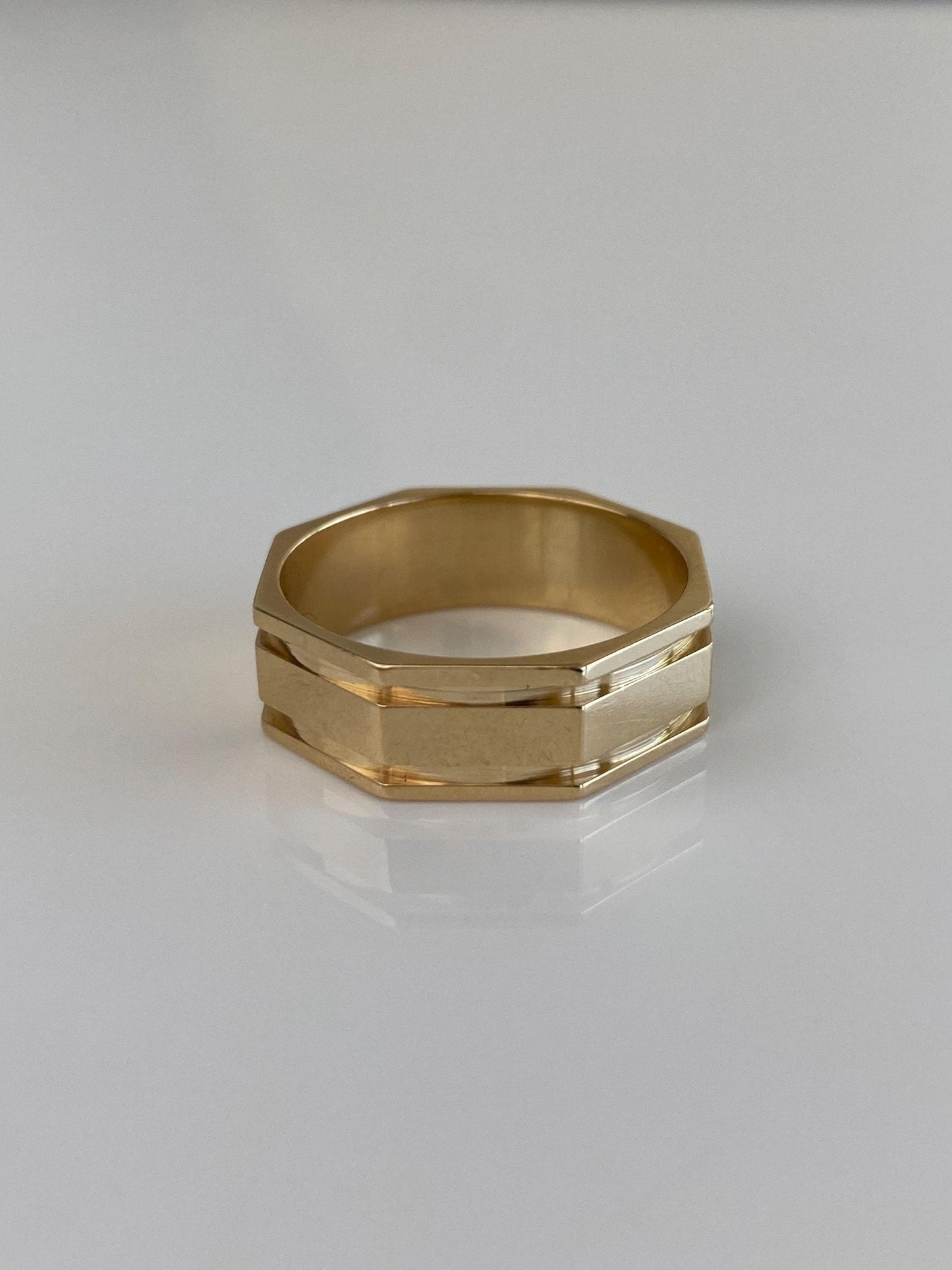 Vintage Solid 14k Yellow Gold Octagonal Lined Design Ring Band - Size 9.75