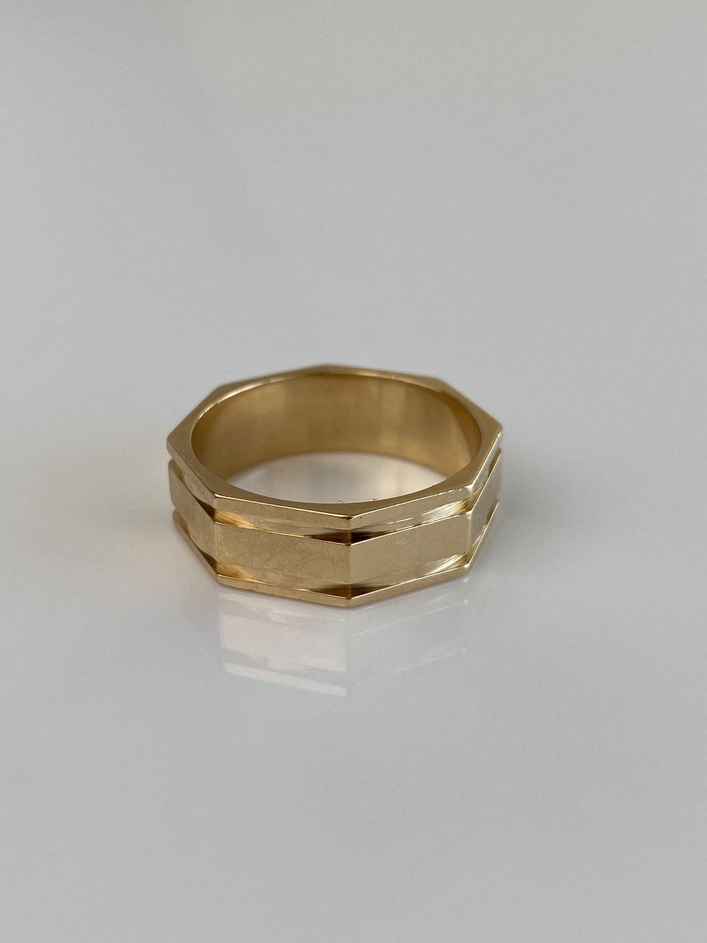 Vintage Solid 14k Yellow Gold Octagonal Lined Design Ring Band - Size 9.75