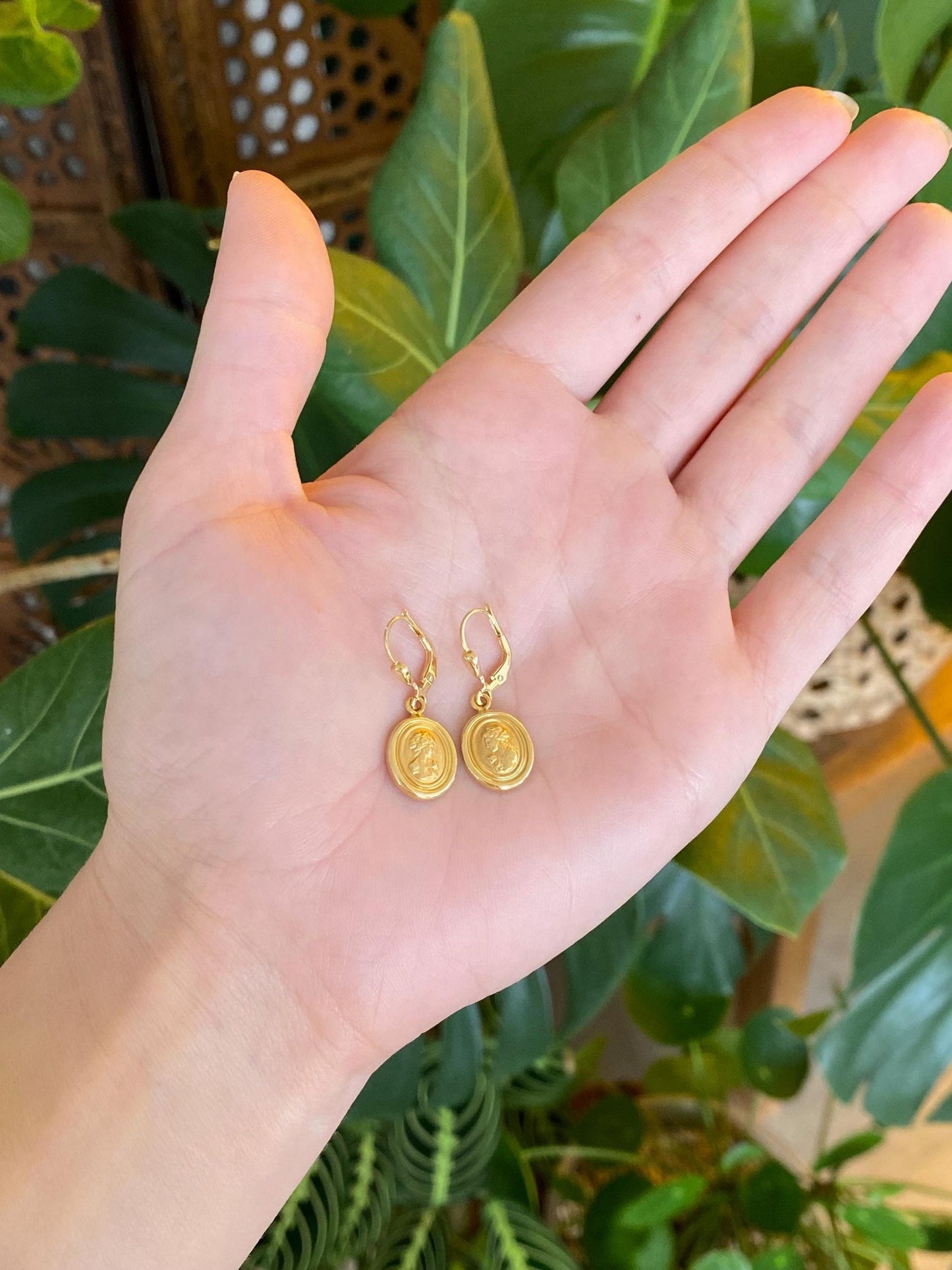 Vintage Solid 18k Yellow Gold Cameo Dangle Earrings