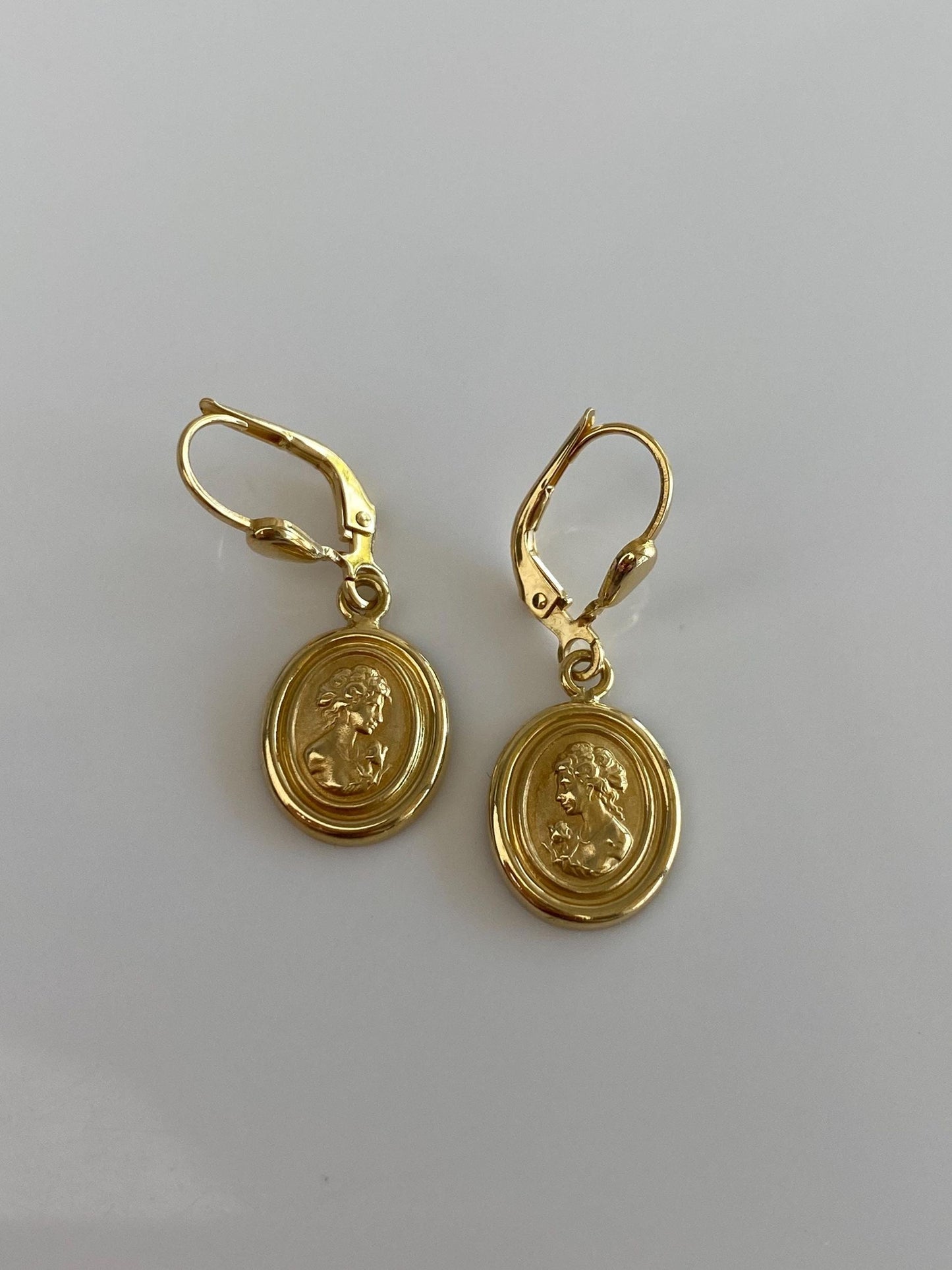 Vintage Solid 18k Yellow Gold Cameo Dangle Earrings