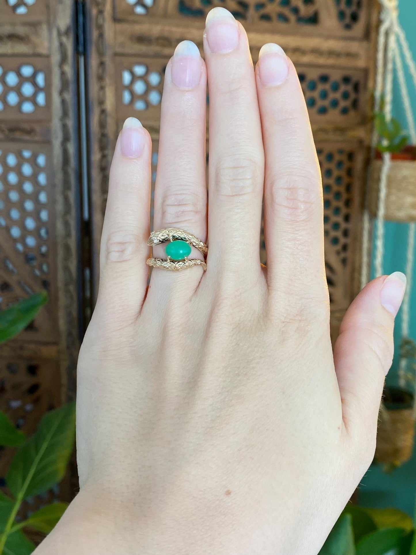 Vintage Solid 14k Yellow Gold Matte Green Stone Snake Ring - Size 4.75