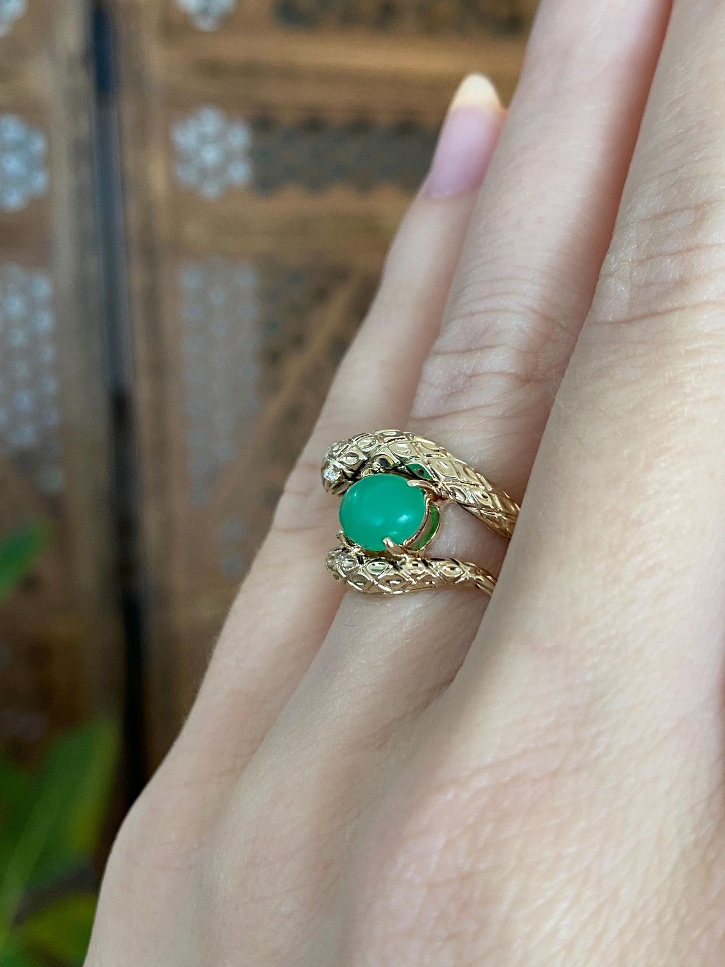 Vintage Solid 14k Yellow Gold Matte Green Stone Snake Ring - Size 4.75