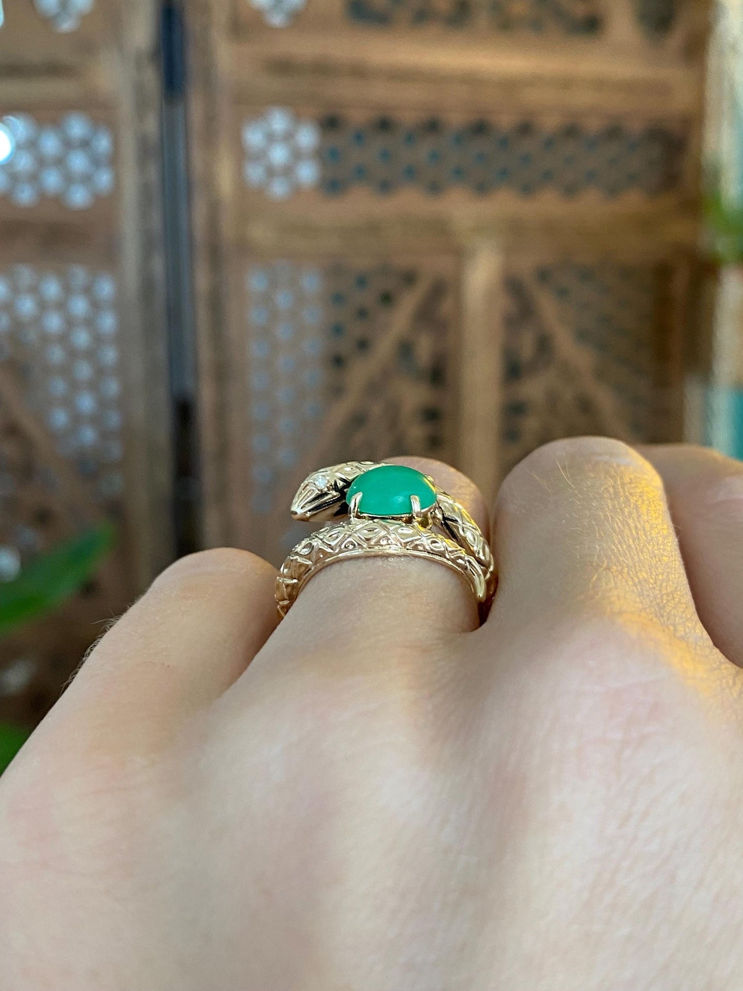 Vintage Solid 14k Yellow Gold Matte Green Stone Snake Ring - Size 4.75