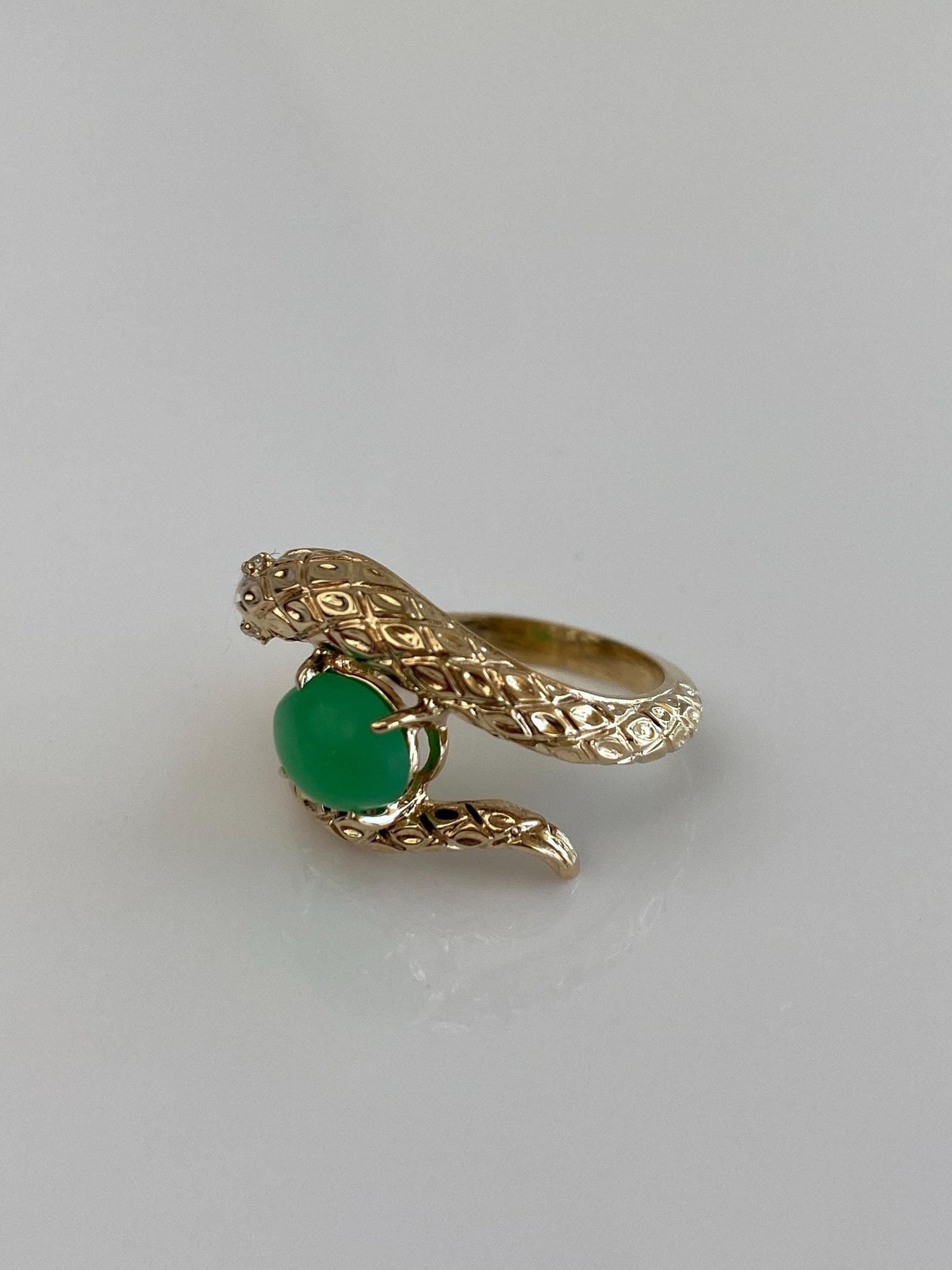 Vintage Solid 14k Yellow Gold Matte Green Stone Snake Ring - Size 4.75