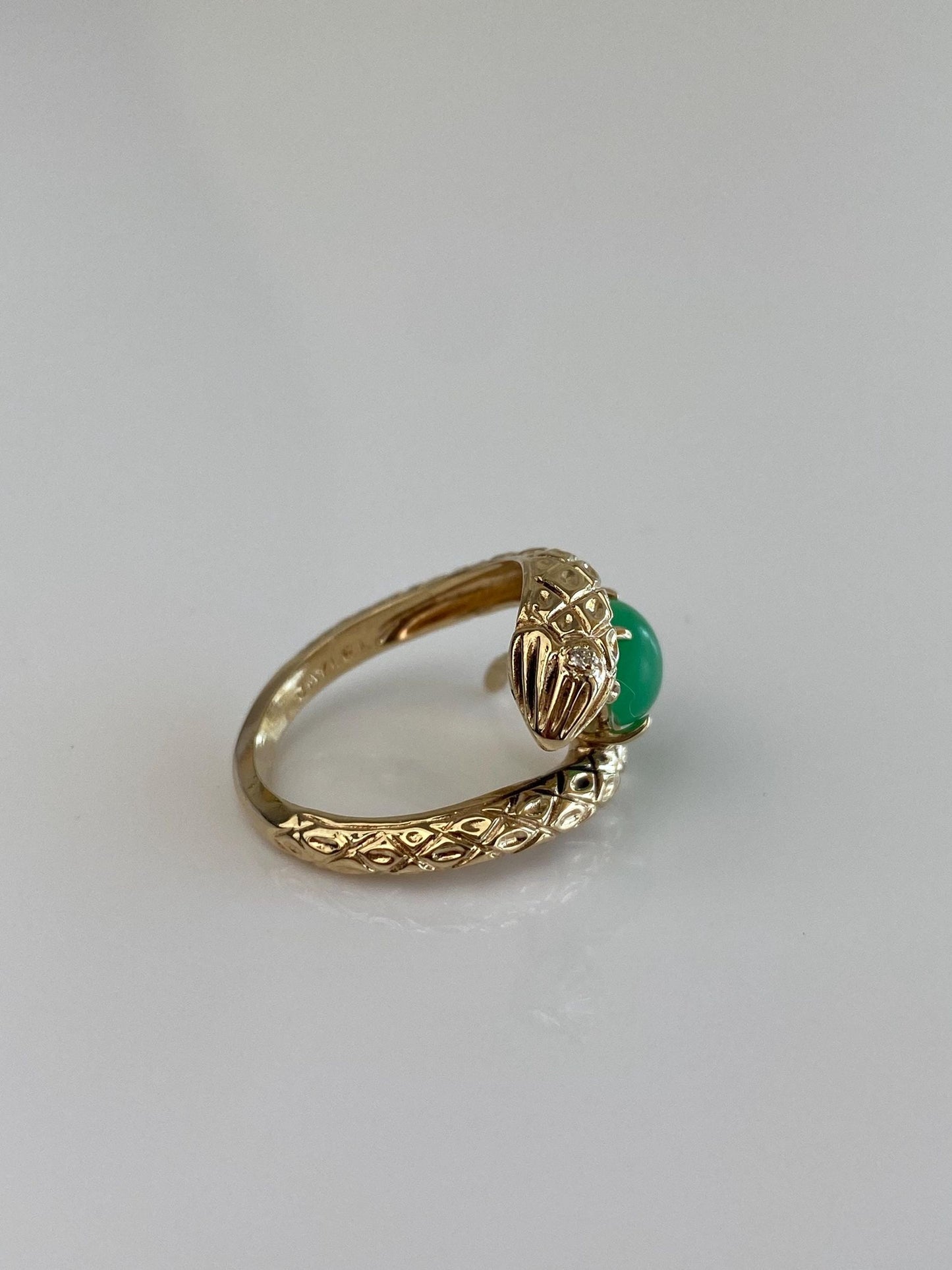 Vintage Solid 14k Yellow Gold Matte Green Stone Snake Ring - Size 4.75