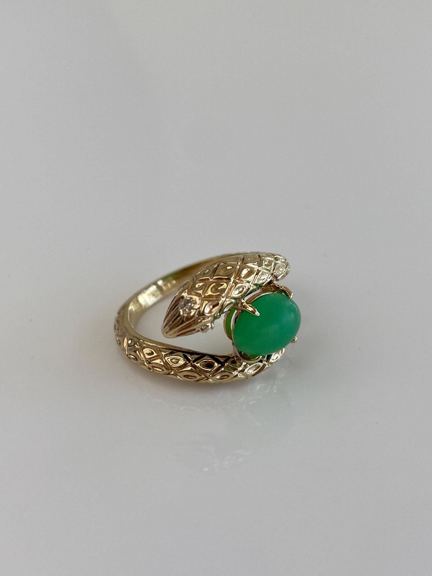 Vintage Solid 14k Yellow Gold Matte Green Stone Snake Ring - Size 4.75