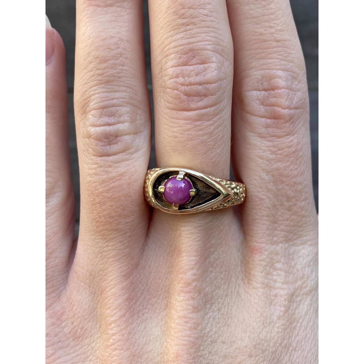 Vintage Solid 14k Yellow Gold Pink Star Sapphire Textured Ring Band - Size 9.25