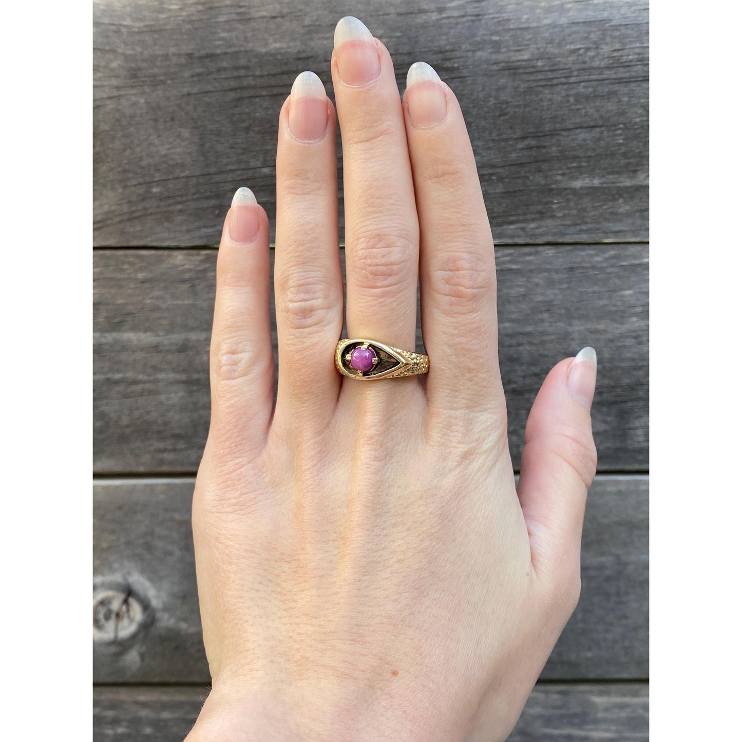 Vintage Solid 14k Yellow Gold Pink Star Sapphire Textured Ring Band - Size 9.25