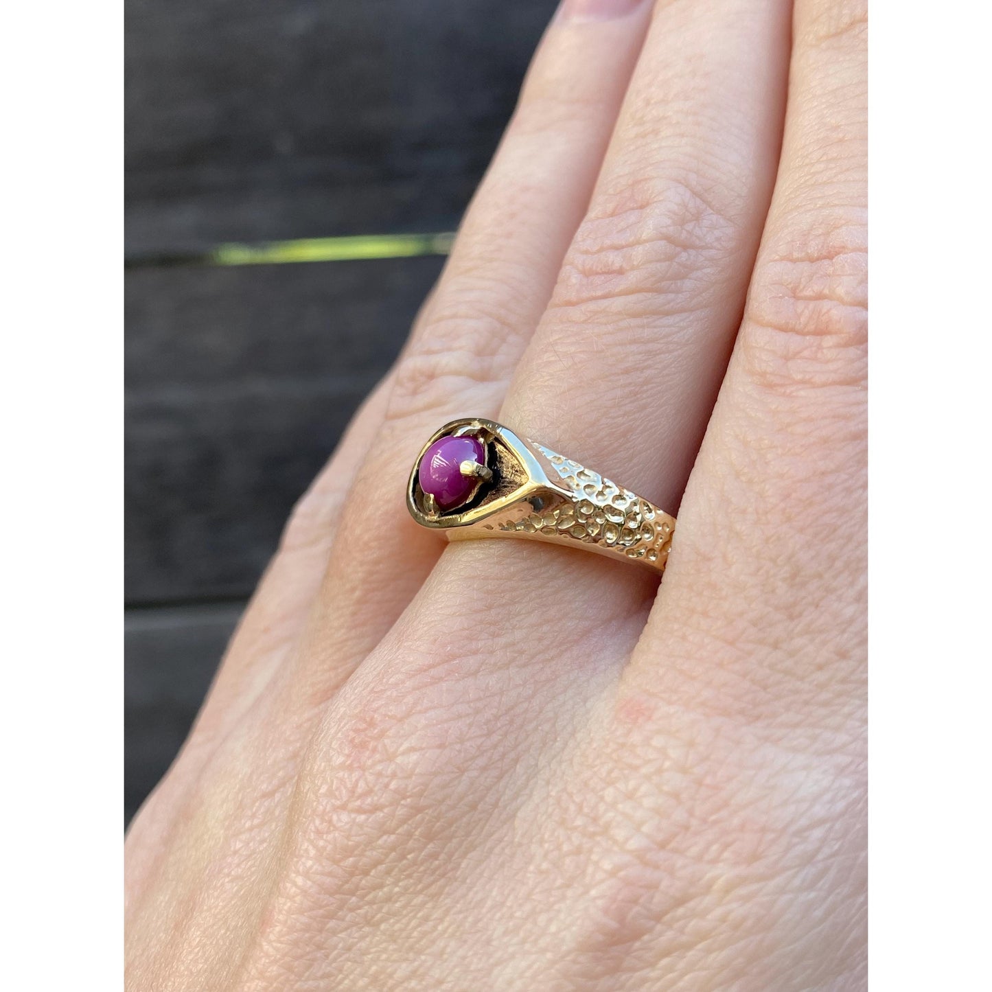 Vintage Solid 14k Yellow Gold Pink Star Sapphire Textured Ring Band - Size 9.25