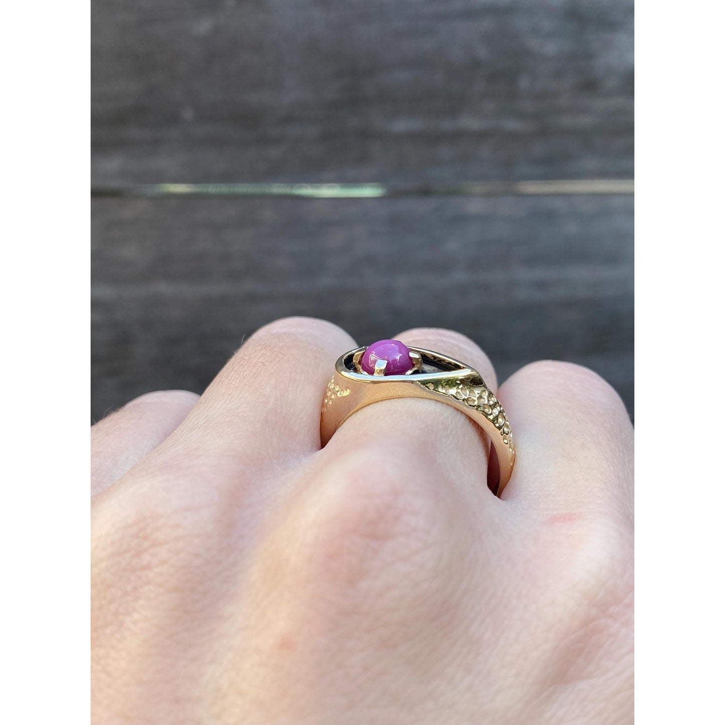 Vintage Solid 14k Yellow Gold Pink Star Sapphire Textured Ring Band - Size 9.25