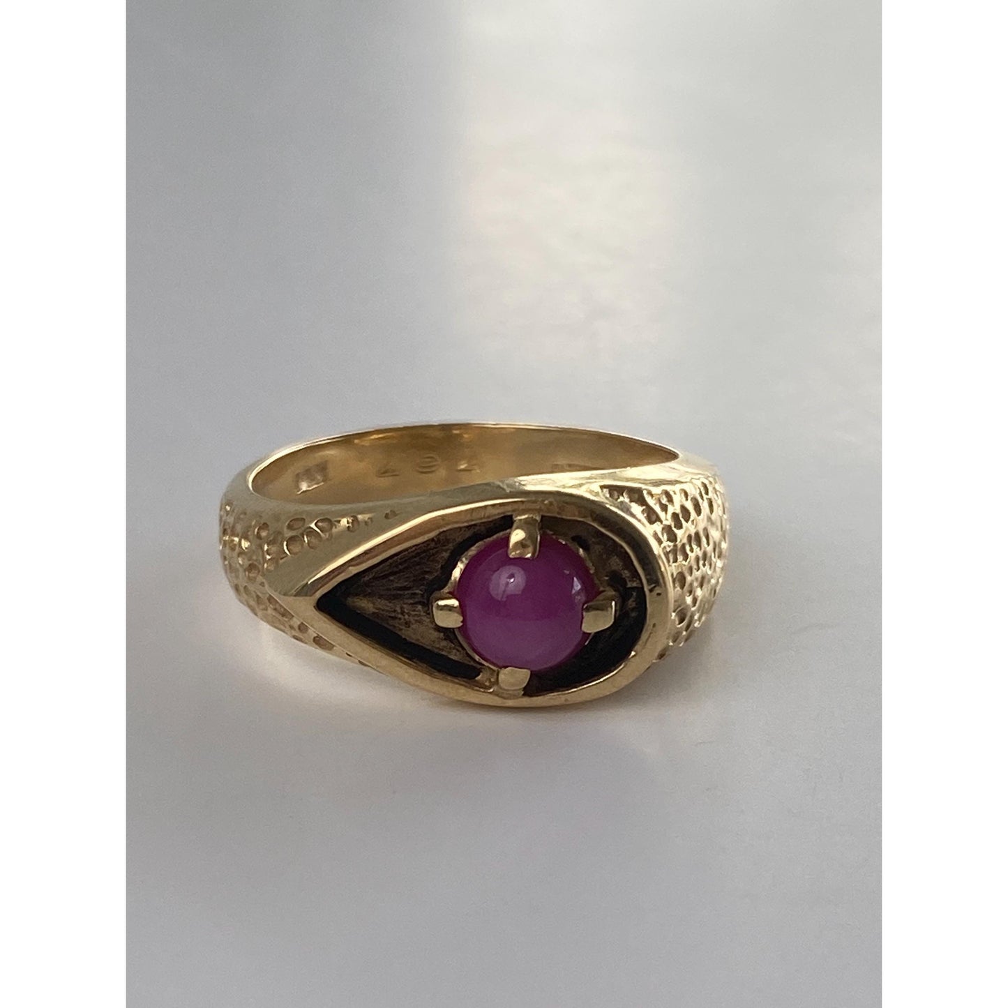 Vintage Solid 14k Yellow Gold Pink Star Sapphire Textured Ring Band - Size 9.25