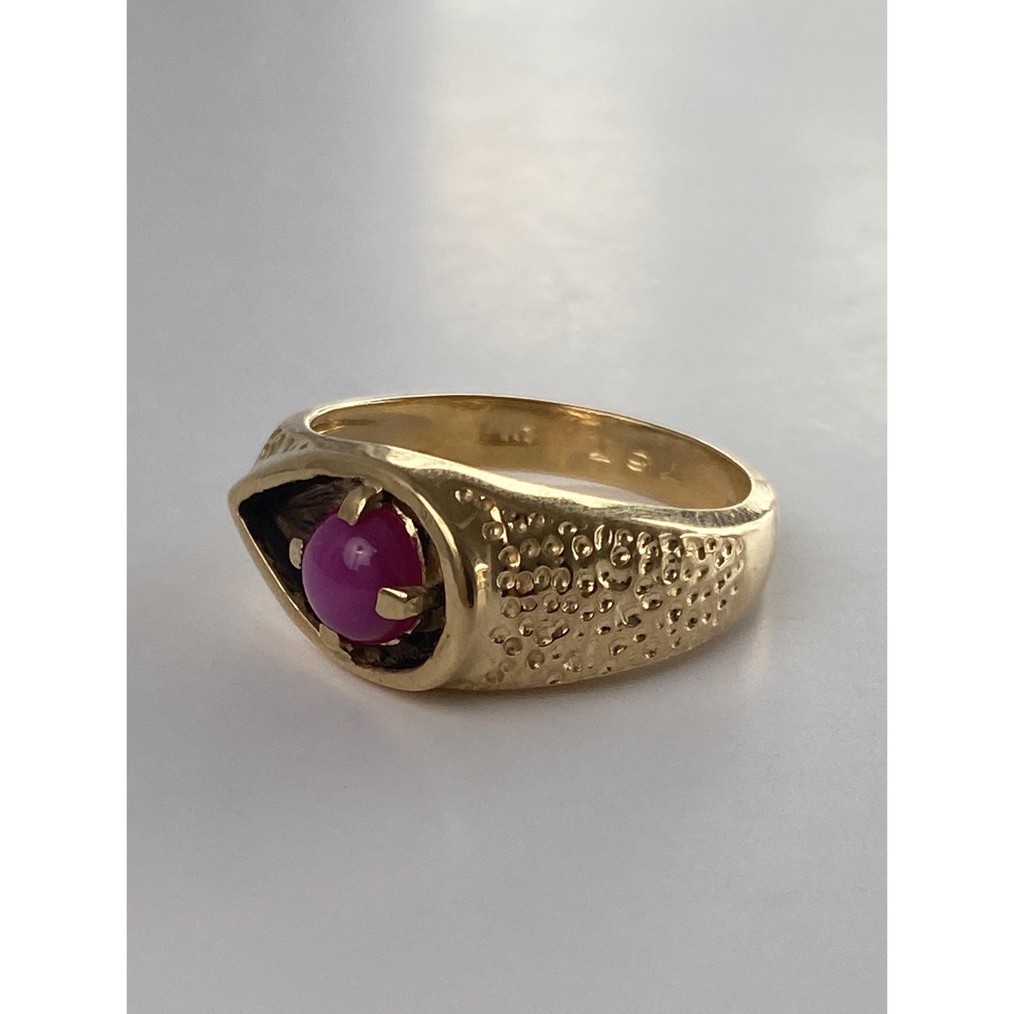 Vintage Solid 14k Yellow Gold Pink Star Sapphire Textured Ring Band - Size 9.25