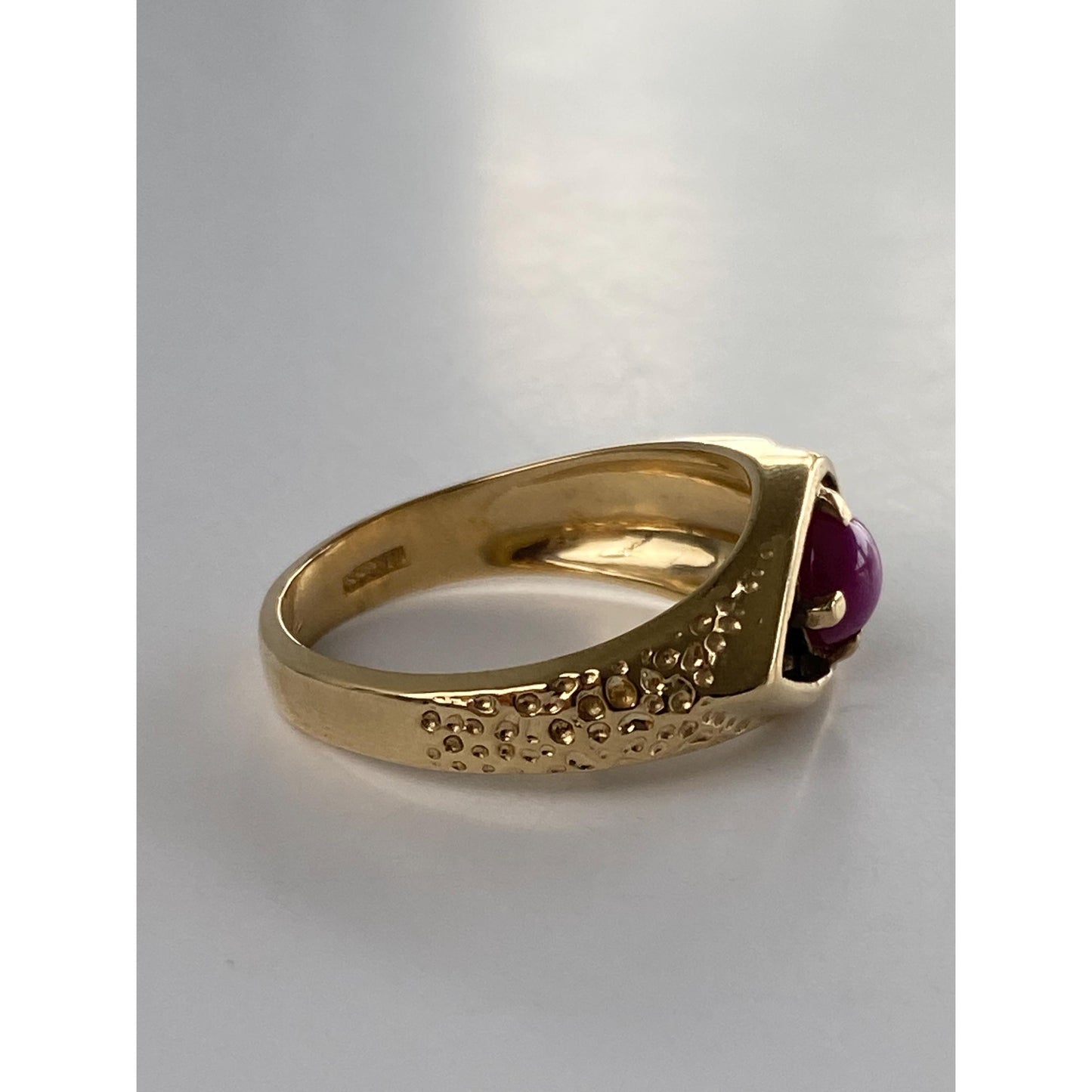 Vintage Solid 14k Yellow Gold Pink Star Sapphire Textured Ring Band - Size 9.25