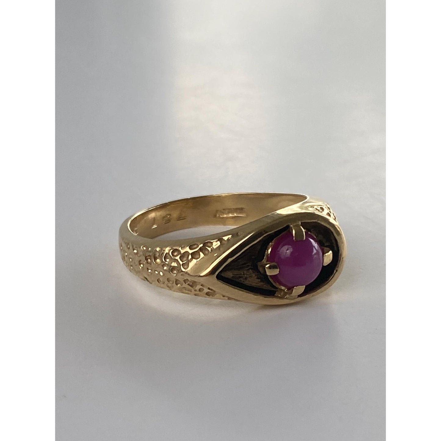 Vintage Solid 14k Yellow Gold Pink Star Sapphire Textured Ring Band - Size 9.25