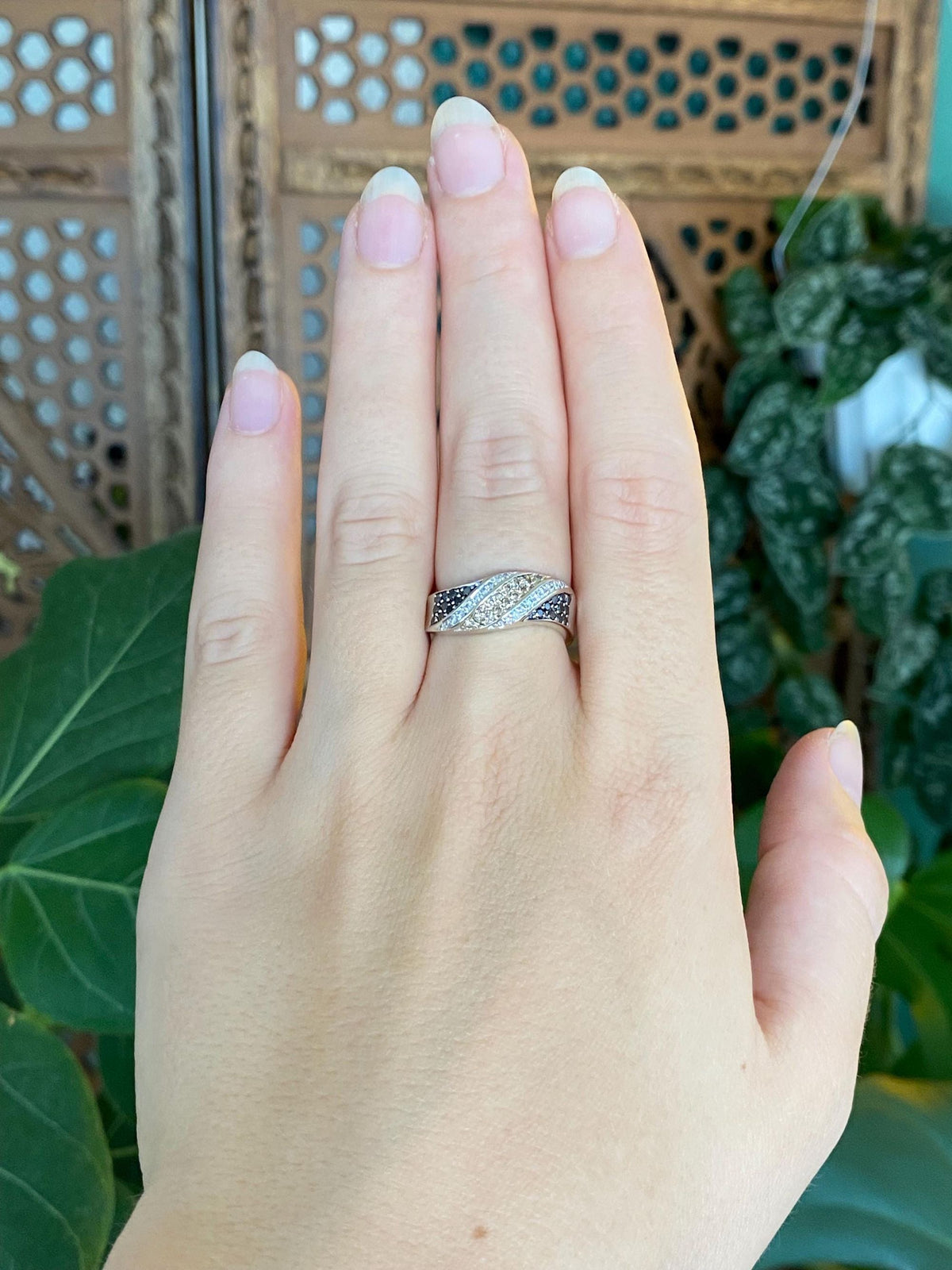 Vintage Solid 14k White Gold Clear Champagne Diamond & Hematite Ring Band - Size 6.5