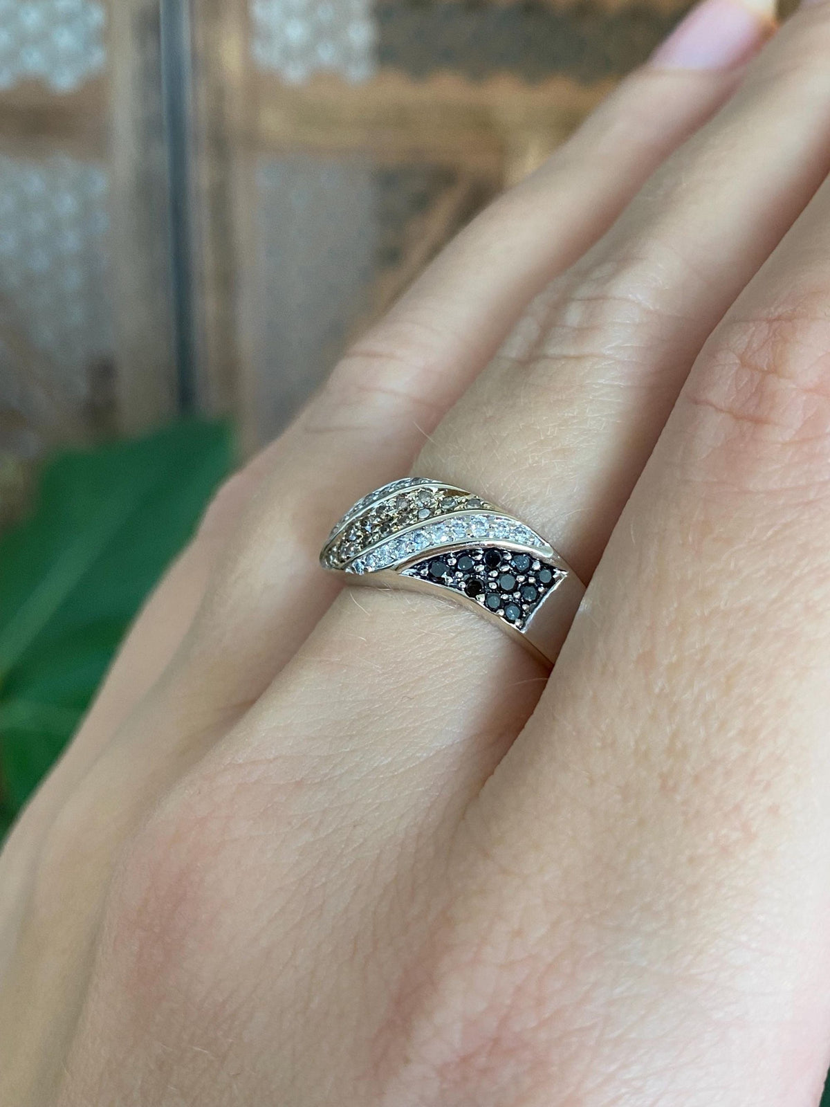 Vintage Solid 14k White Gold Clear Champagne Diamond & Hematite Ring Band - Size 6.5