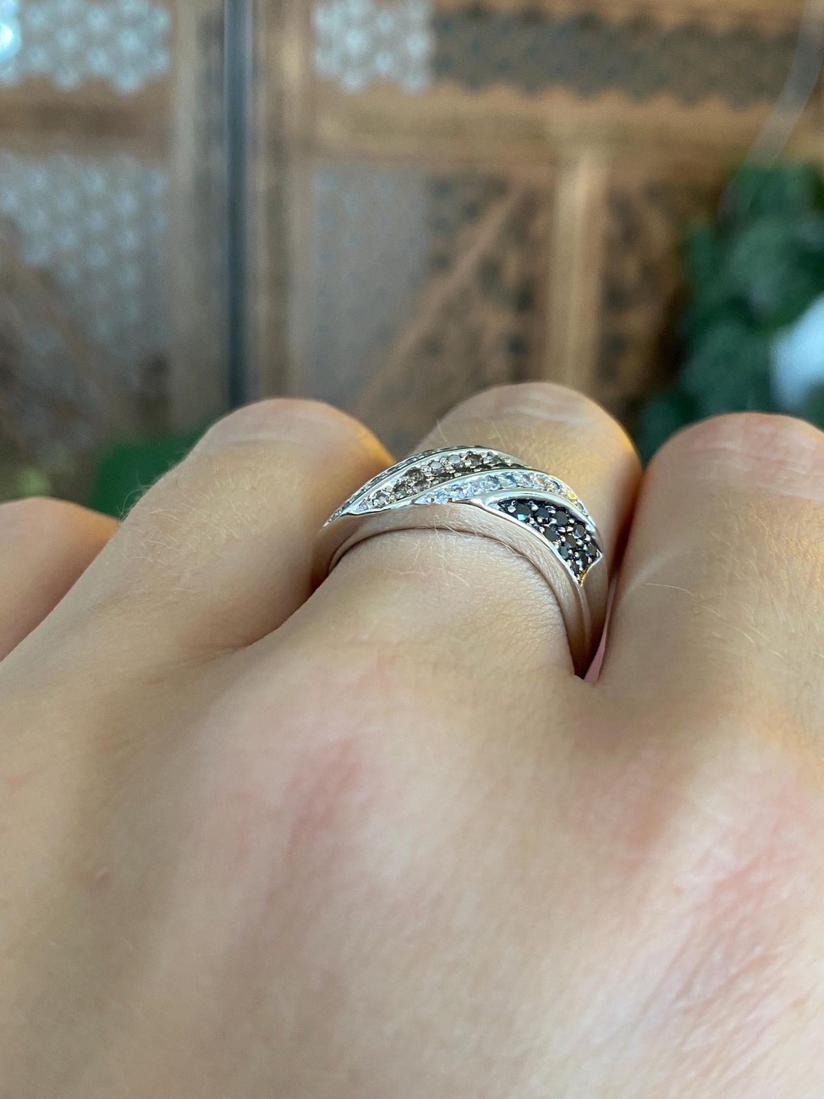 Vintage Solid 14k White Gold Clear Champagne Diamond & Hematite Ring Band - Size 6.5