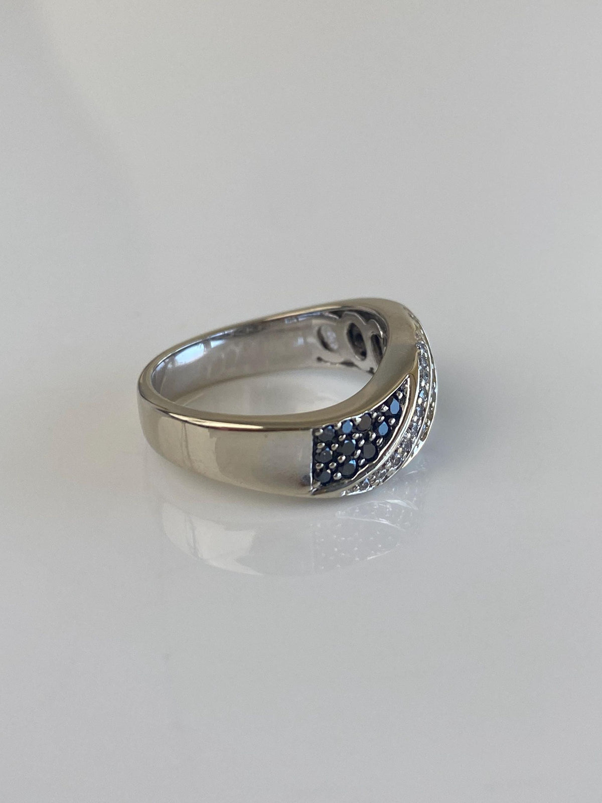 Vintage Solid 14k White Gold Clear Champagne Diamond & Hematite Ring Band - Size 6.5