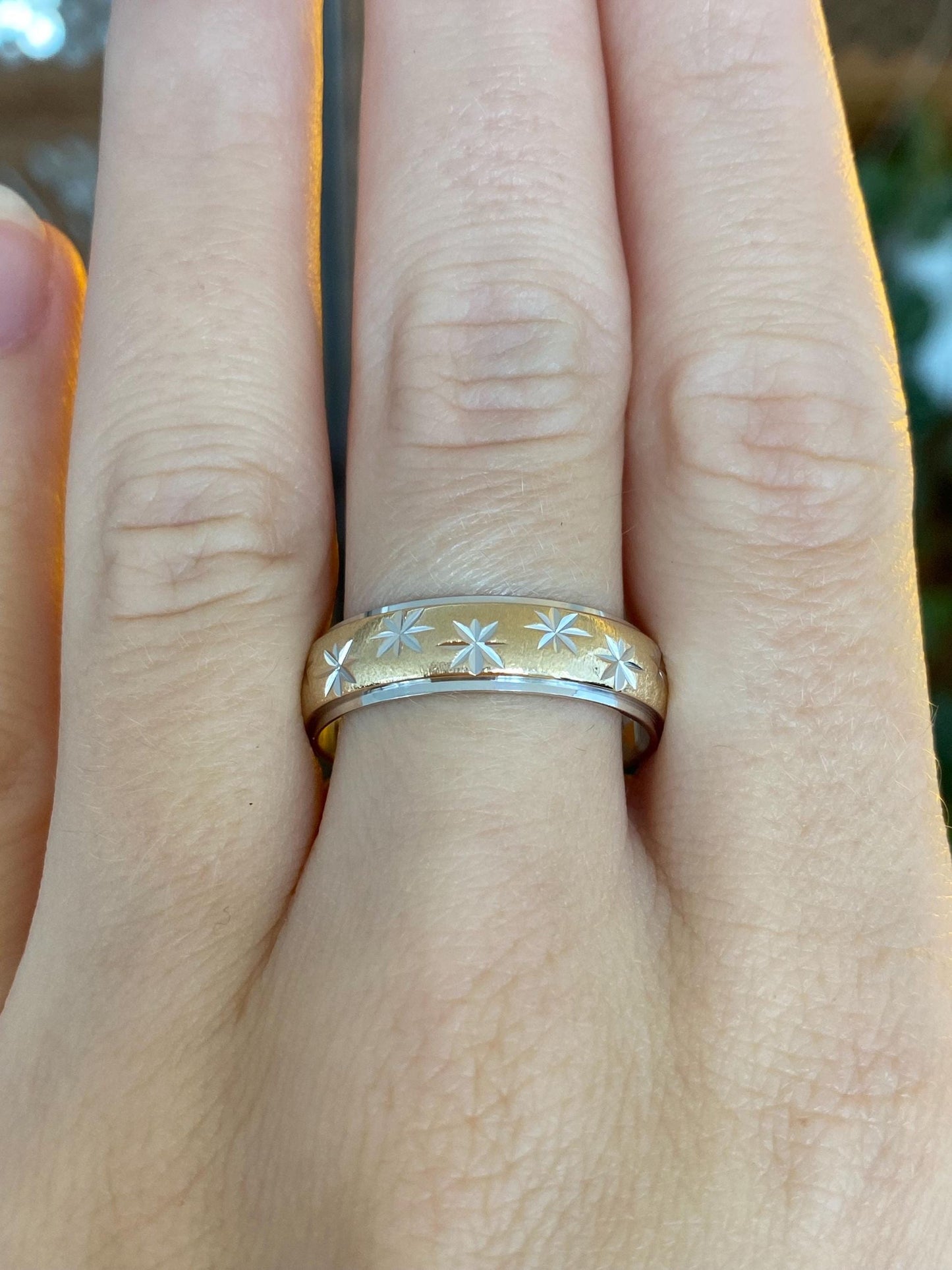 Vintage Solid 14k White & Yellow Gold Diamond Cut Stars Ring Band - Size 10.75