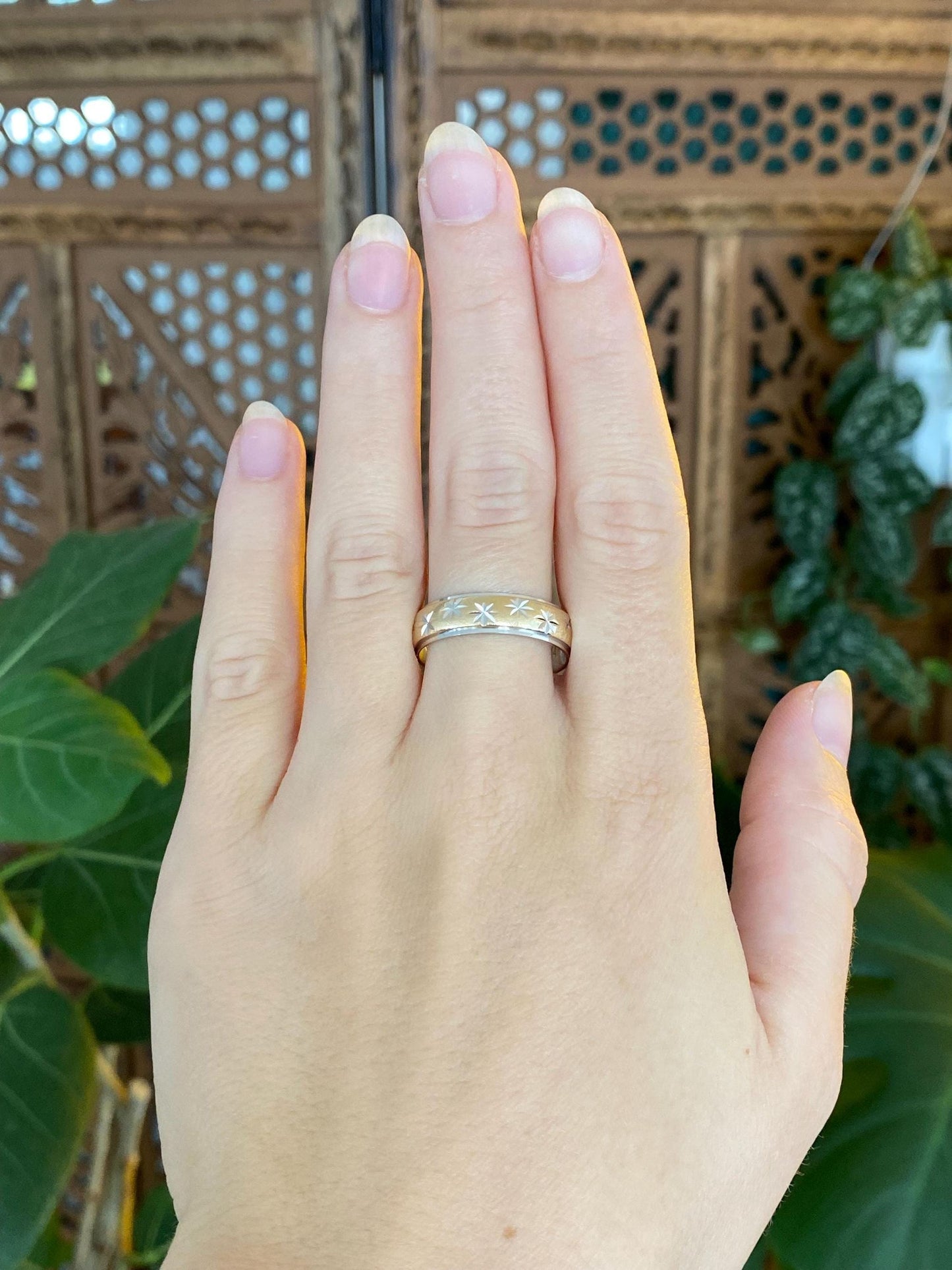 Vintage Solid 14k White & Yellow Gold Diamond Cut Stars Ring Band - Size 10.75