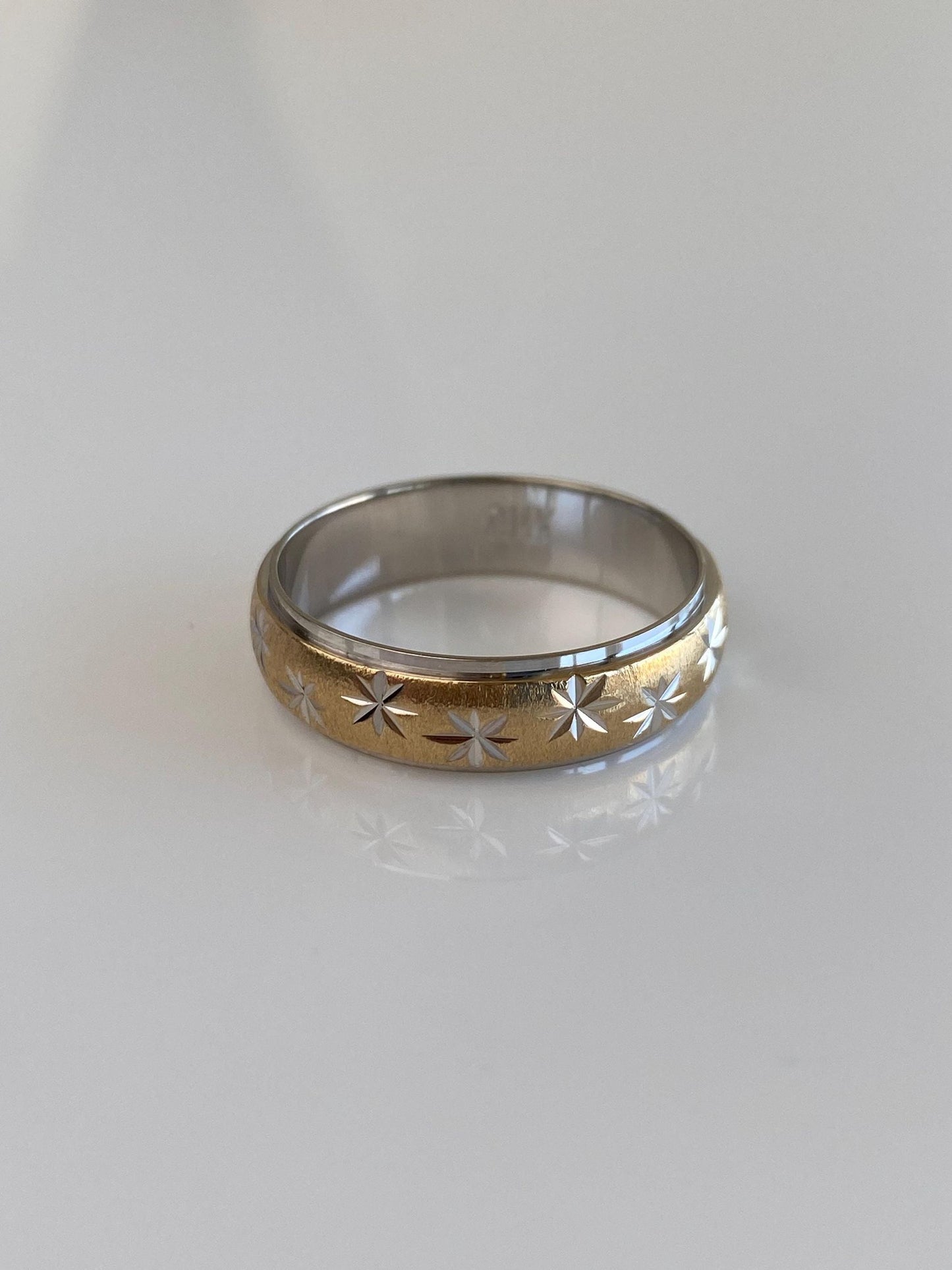 Vintage Solid 14k White & Yellow Gold Diamond Cut Stars Ring Band - Size 10.75