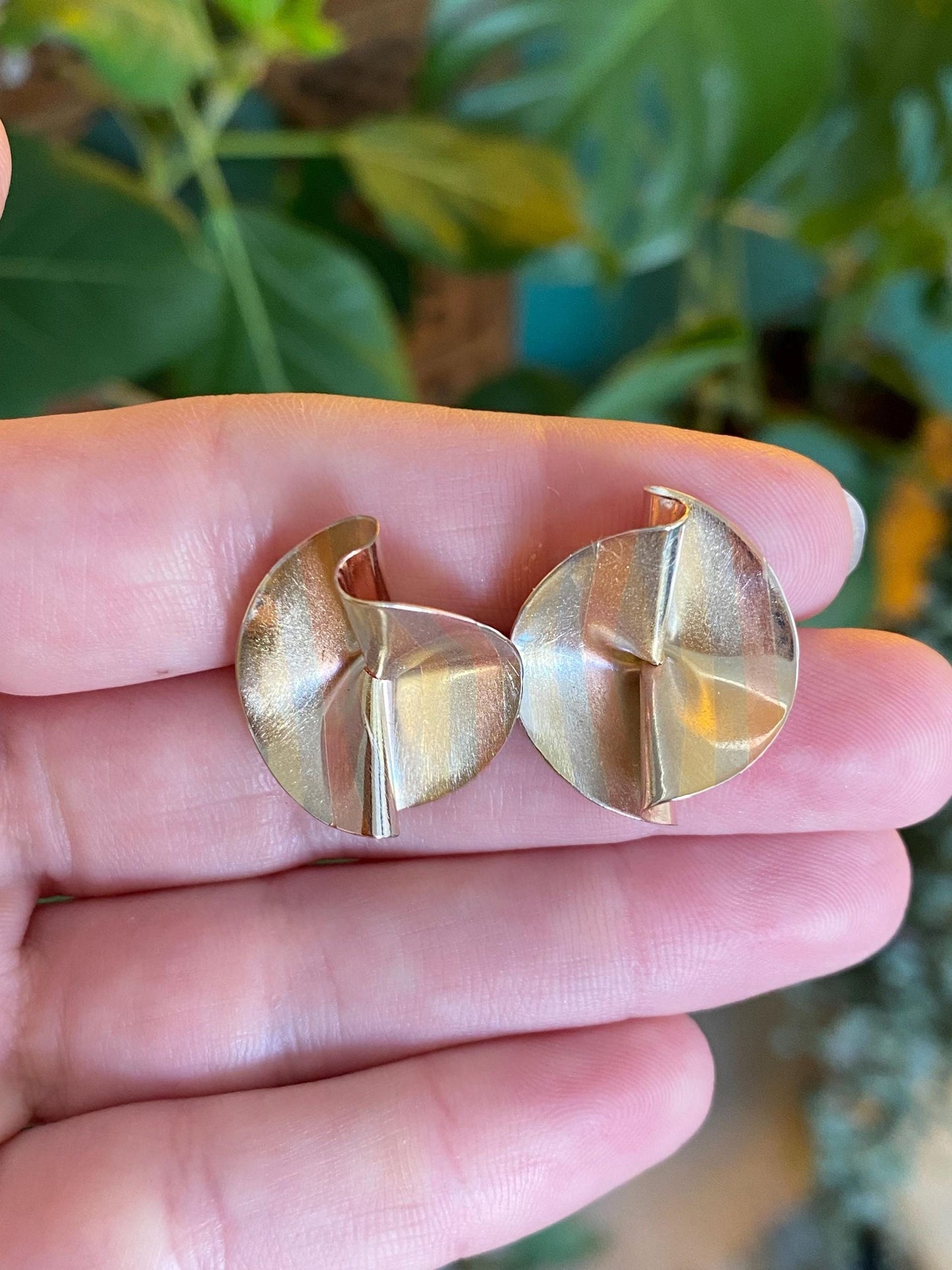Vintage Solid 14k Tri Tone Gold Twisted Circle Stud Earrings
