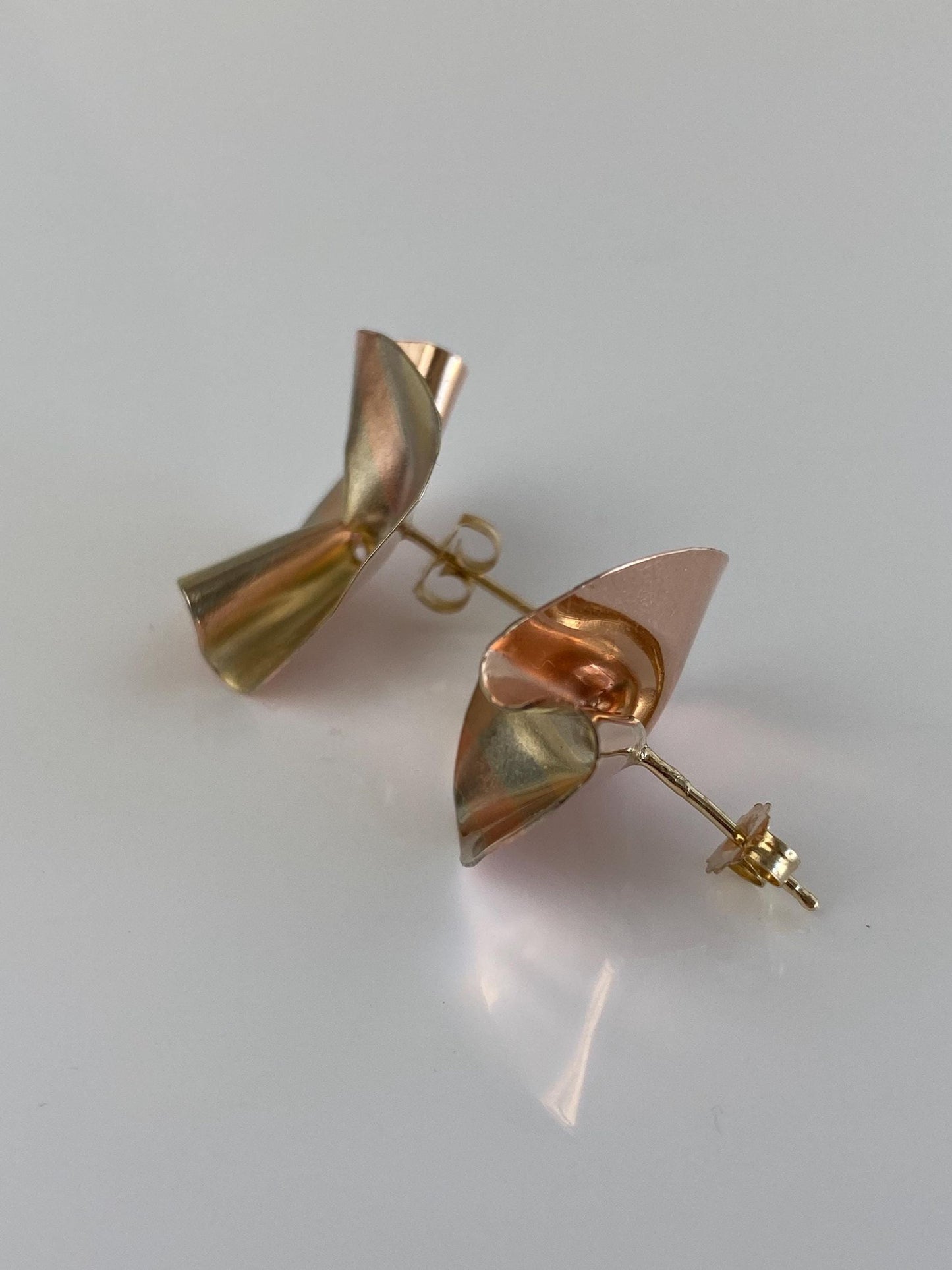 Vintage Solid 14k Tri Tone Gold Twisted Circle Stud Earrings